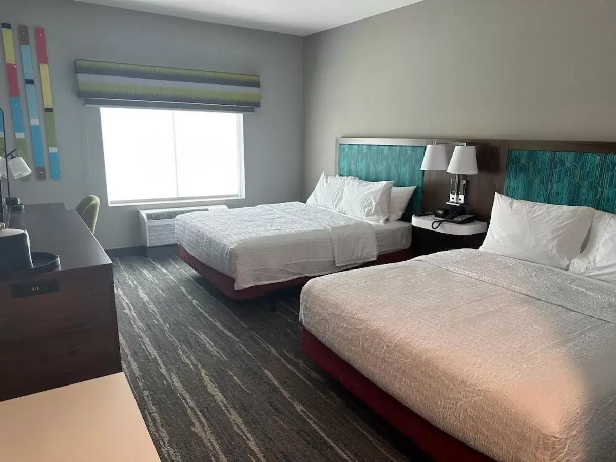 Bed in Hampton Inn & Suites Ruskin I-75, FL