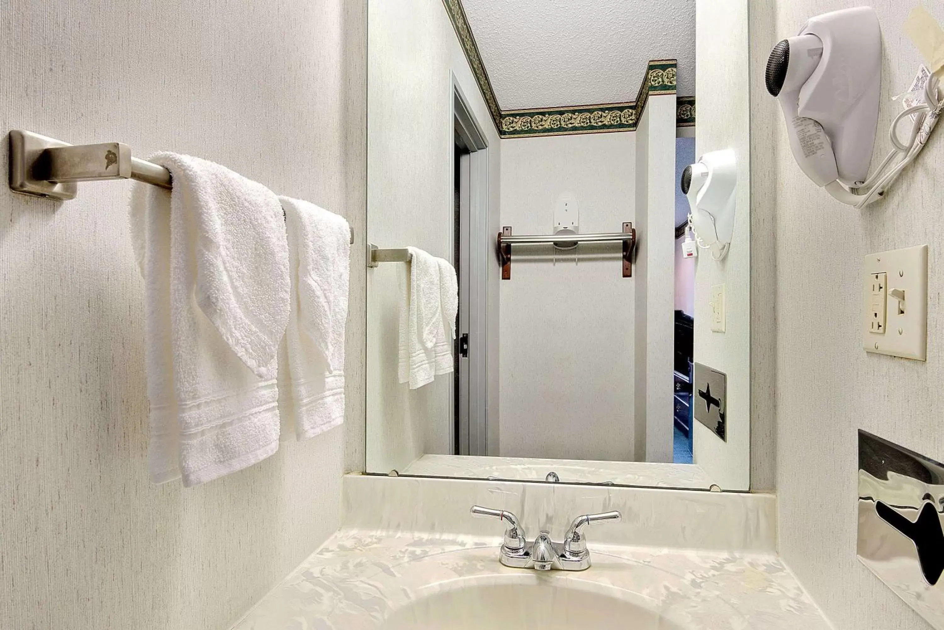 Photo of the whole room, Bathroom in Days Inn by Wyndham Lisbon