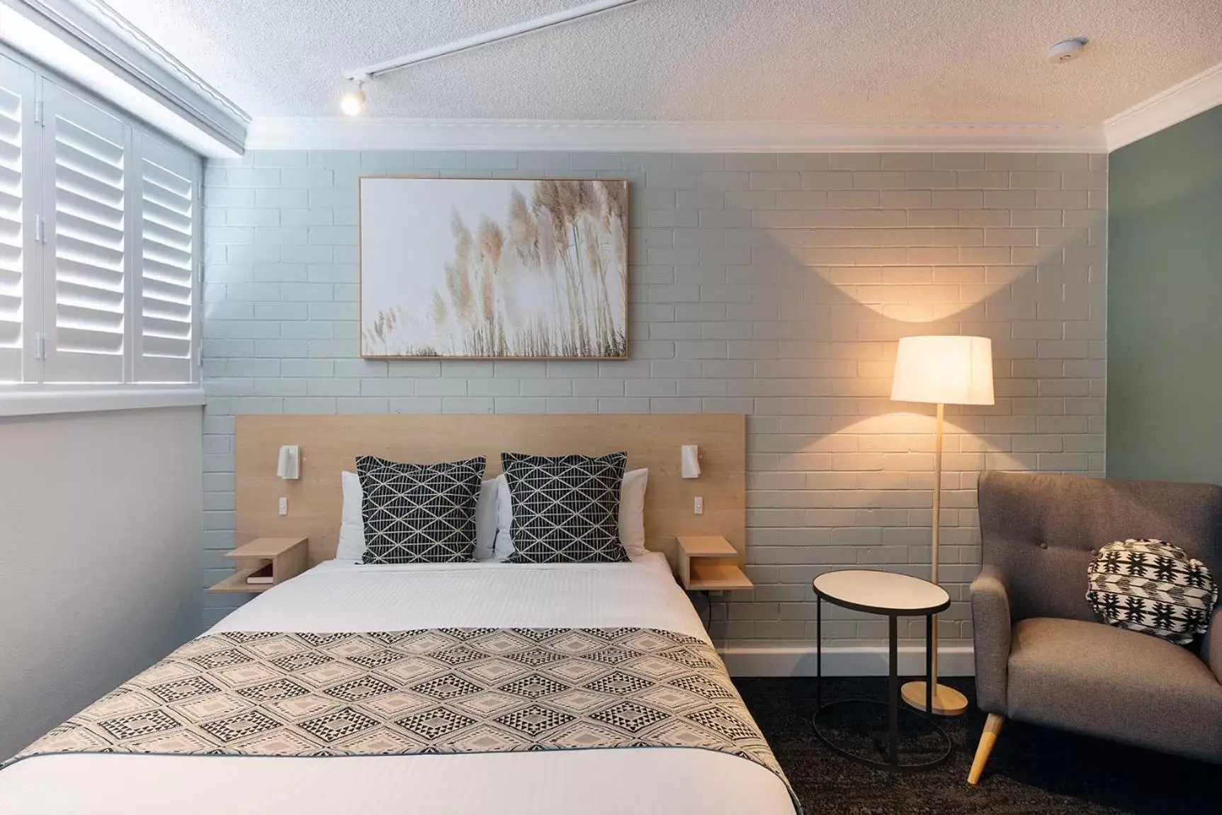 Seating area, Bed in Fitzroy Motor Inn