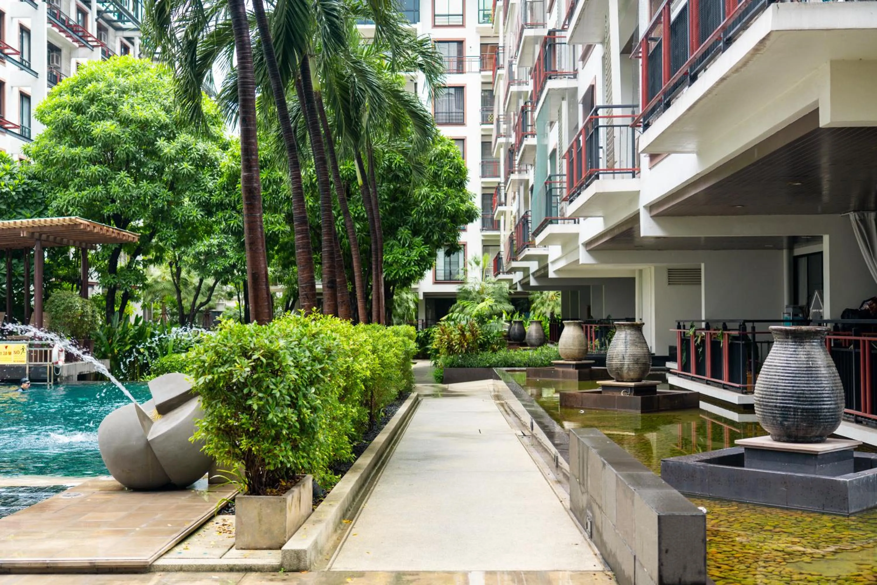 Swimming pool in Amanta Hotel & Residence Ratchada