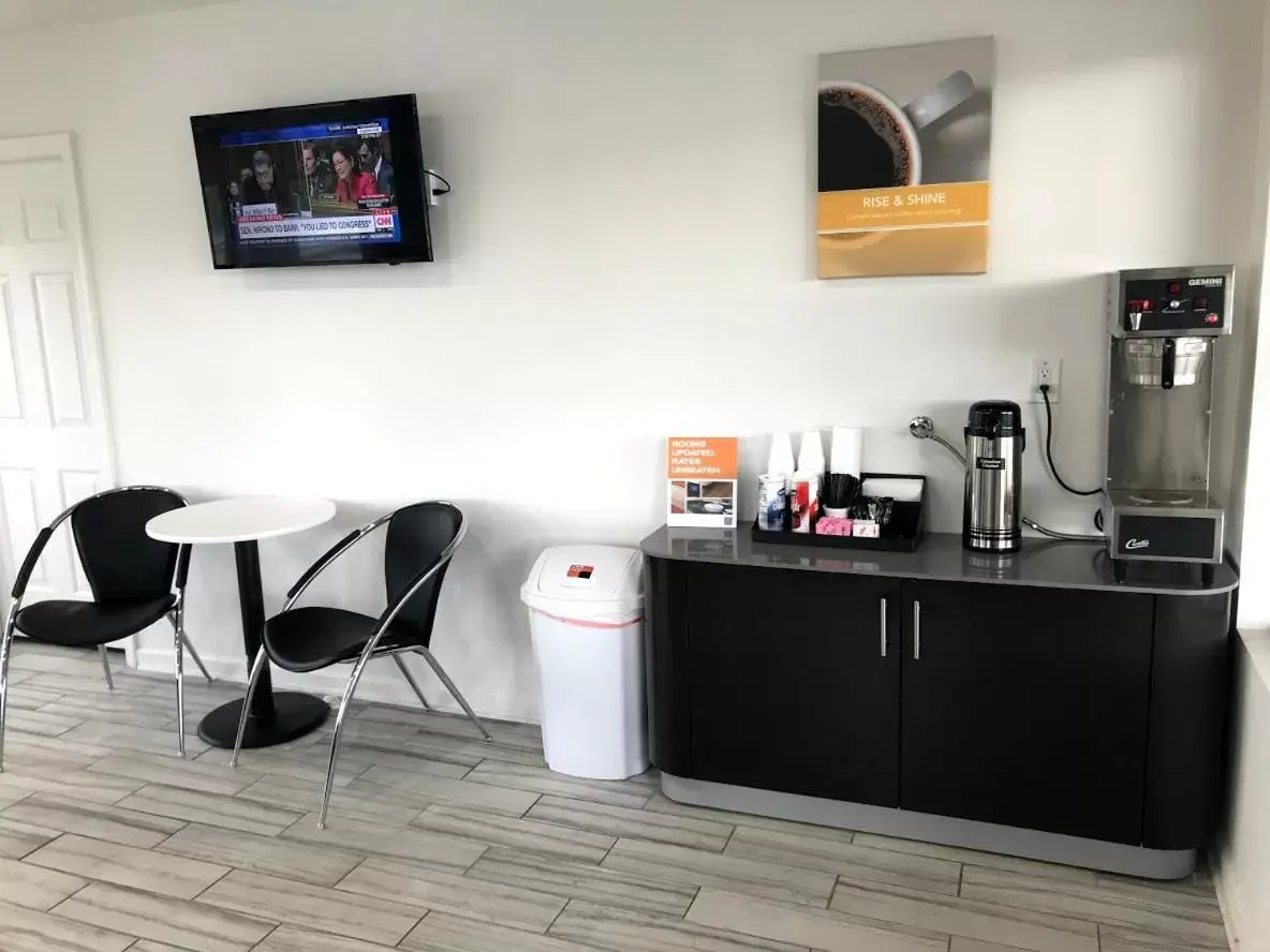 Kitchen/Kitchenette in Motel 6-Metropolis, IL