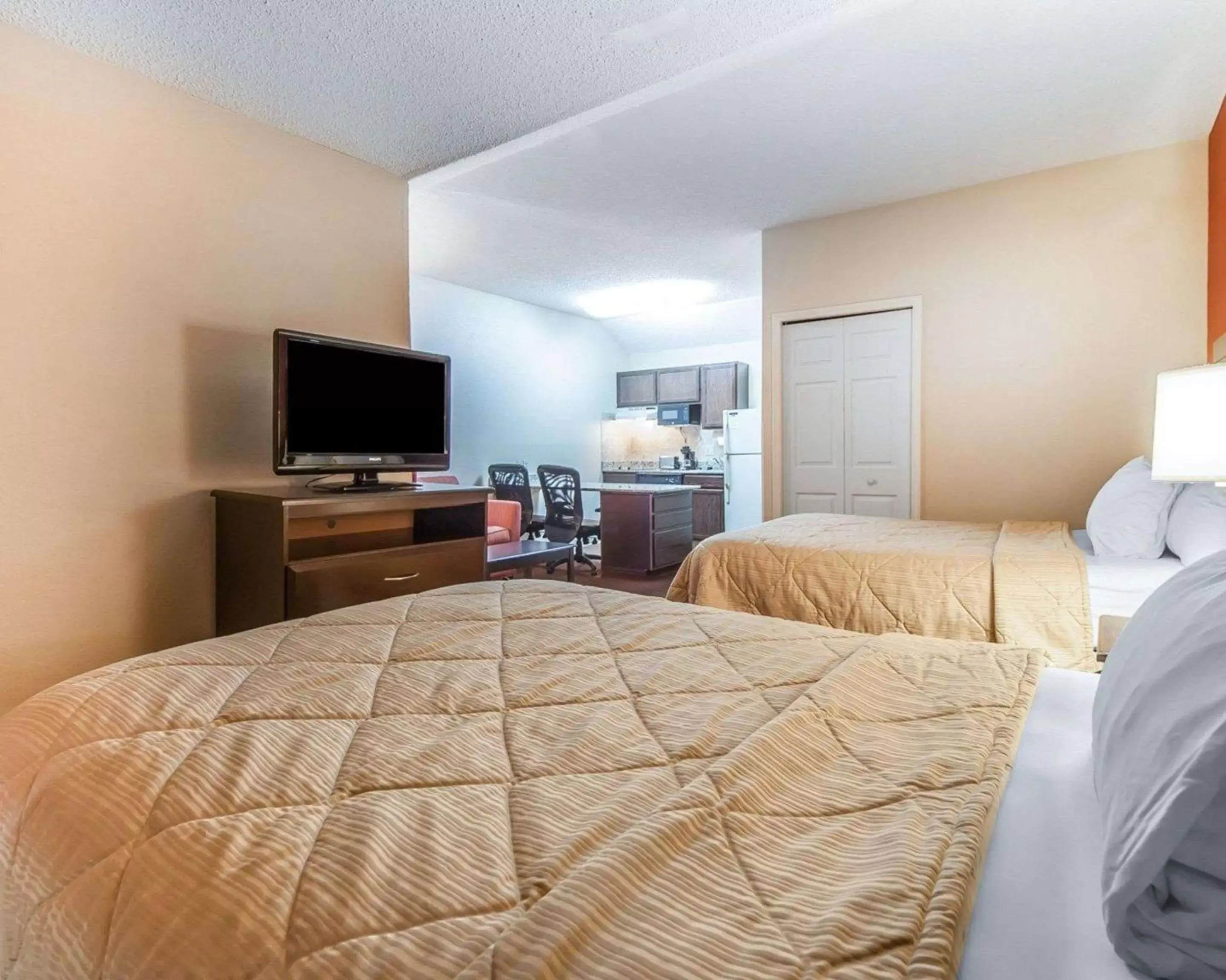 Bedroom, Bed in MainStay Suites Knoxville Airport