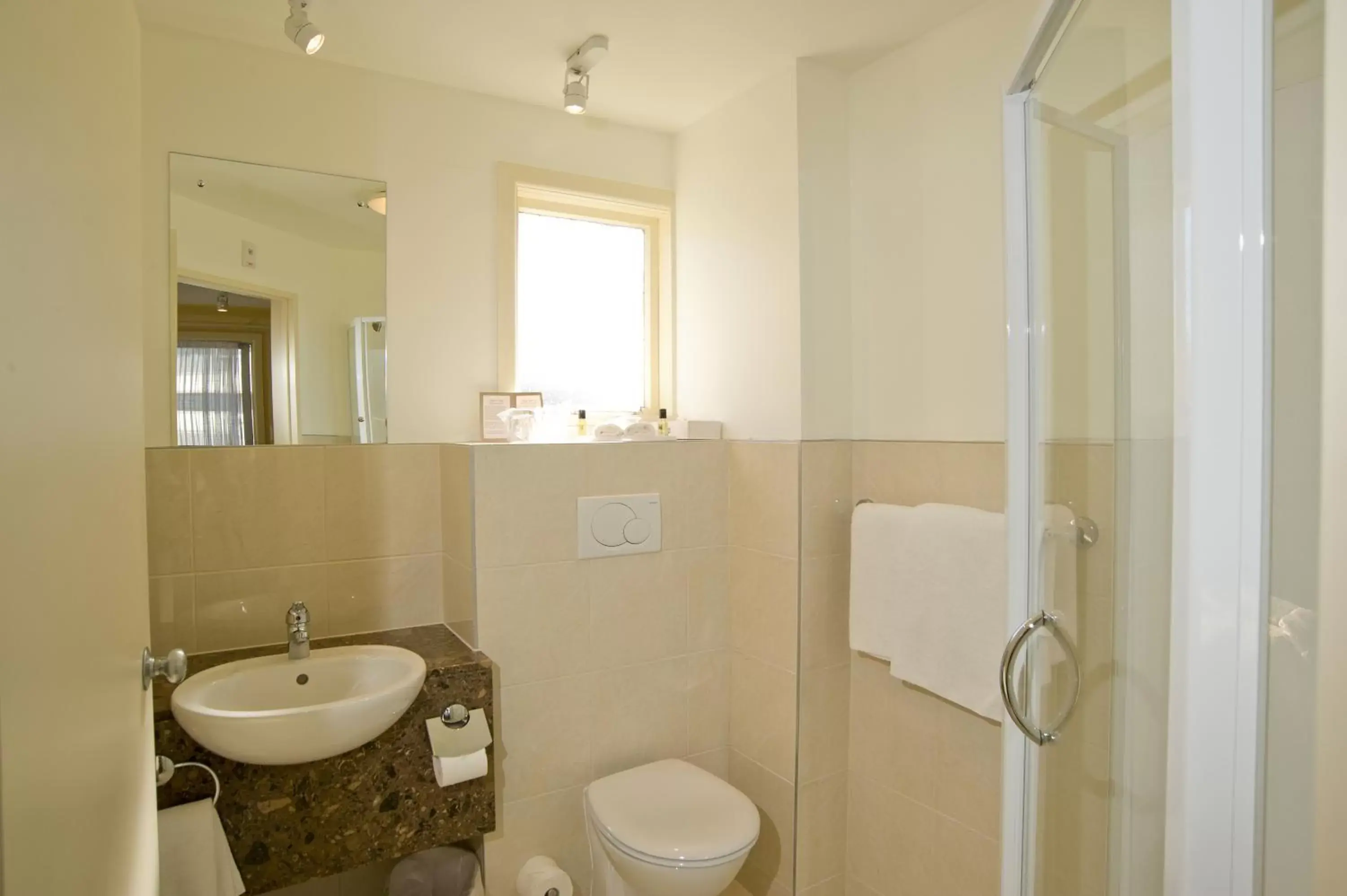 Toilet, Bathroom in Kingsgate Hotel Te Anau
