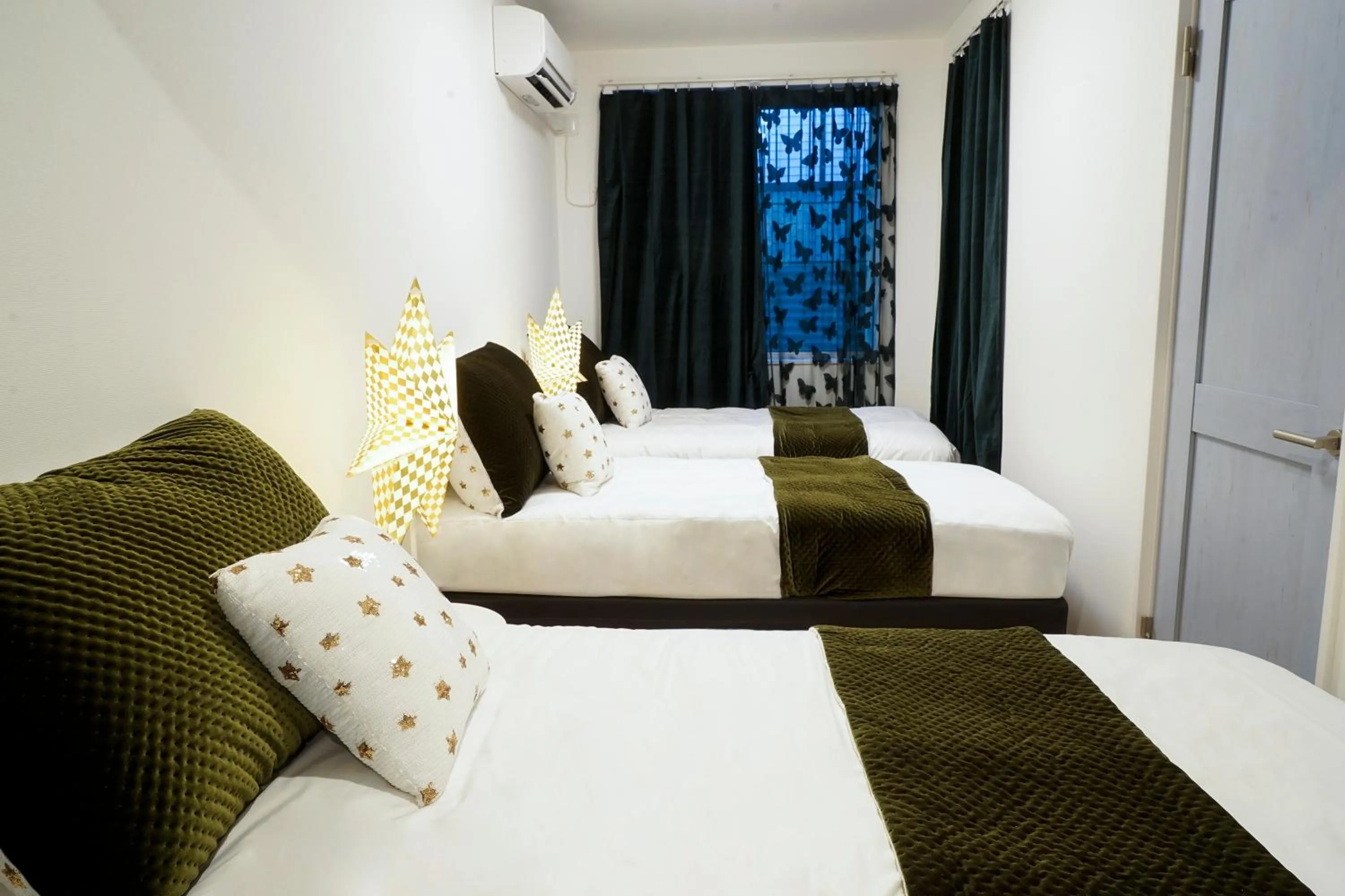 Bedroom, Bed in Blue Empire Hotel