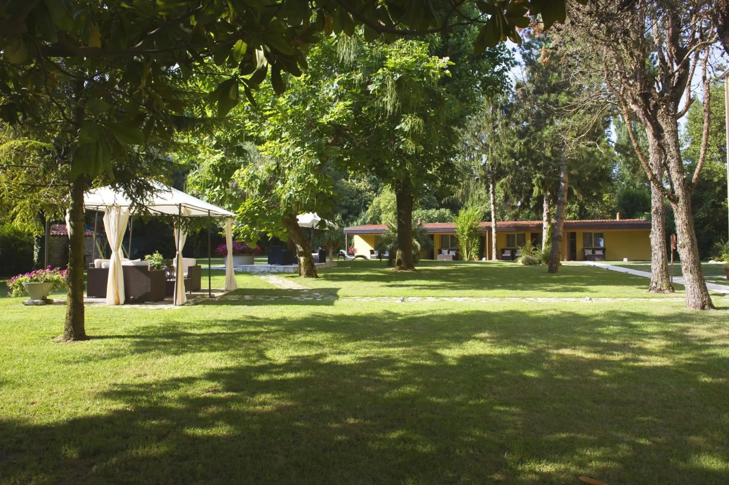 Garden in Viktoria Palace Hotel