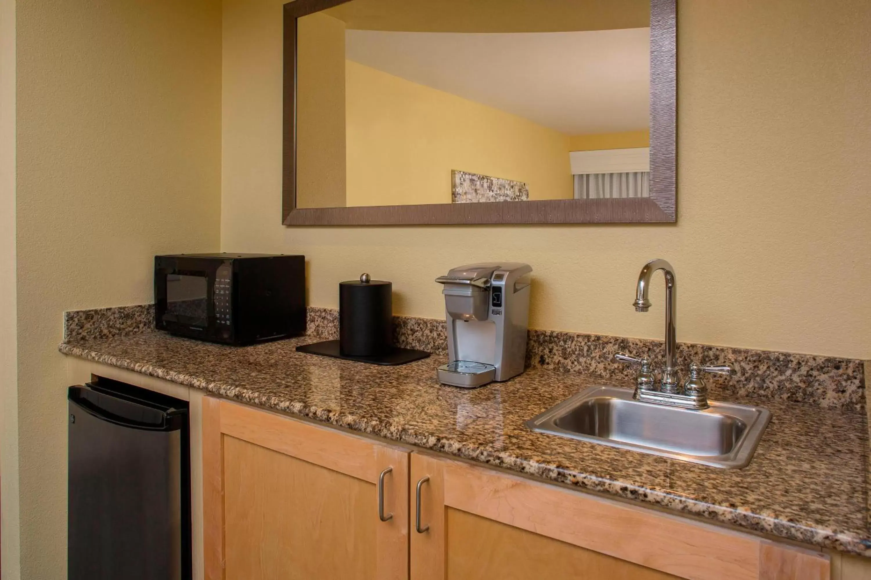 Photo of the whole room, Kitchen/Kitchenette in Courtyard by Marriott Sandestin at Grand Boulevard