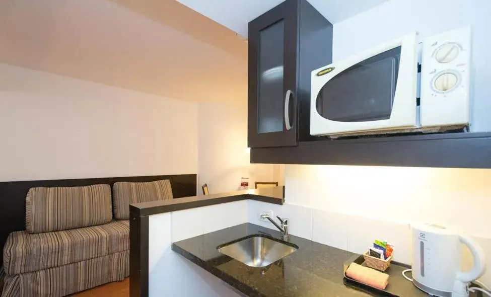 Kitchen/Kitchenette in Urquiza Apart Hotel & Suites