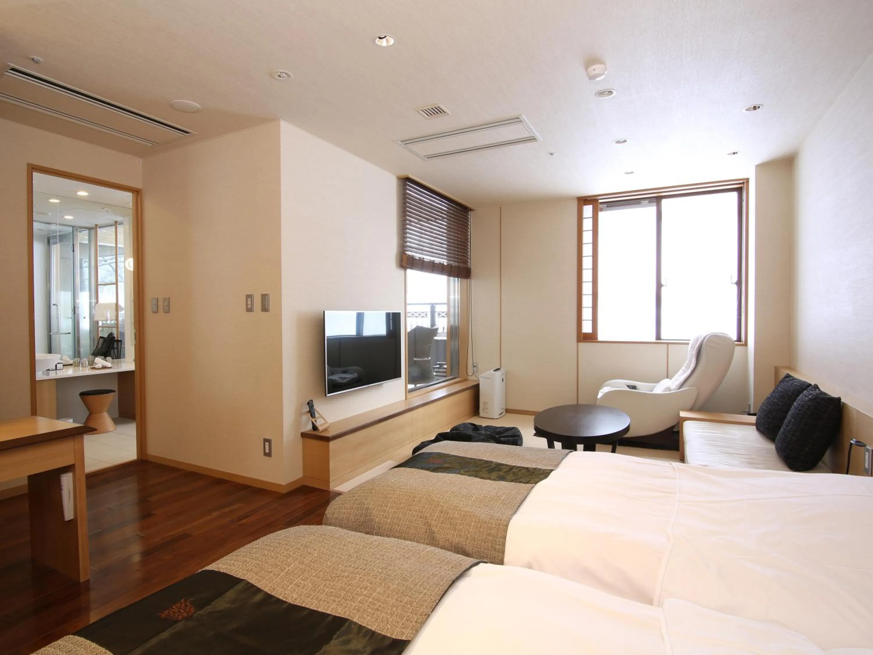 Photo of the whole room, Bed in Niseko Konbu Onsen Tsuruga Moku-no-sho