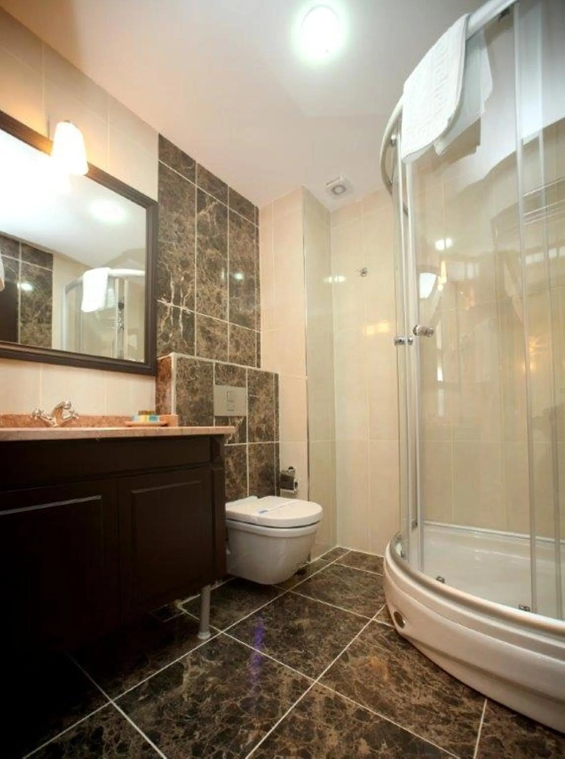 Bathroom in Lalinn Hotel