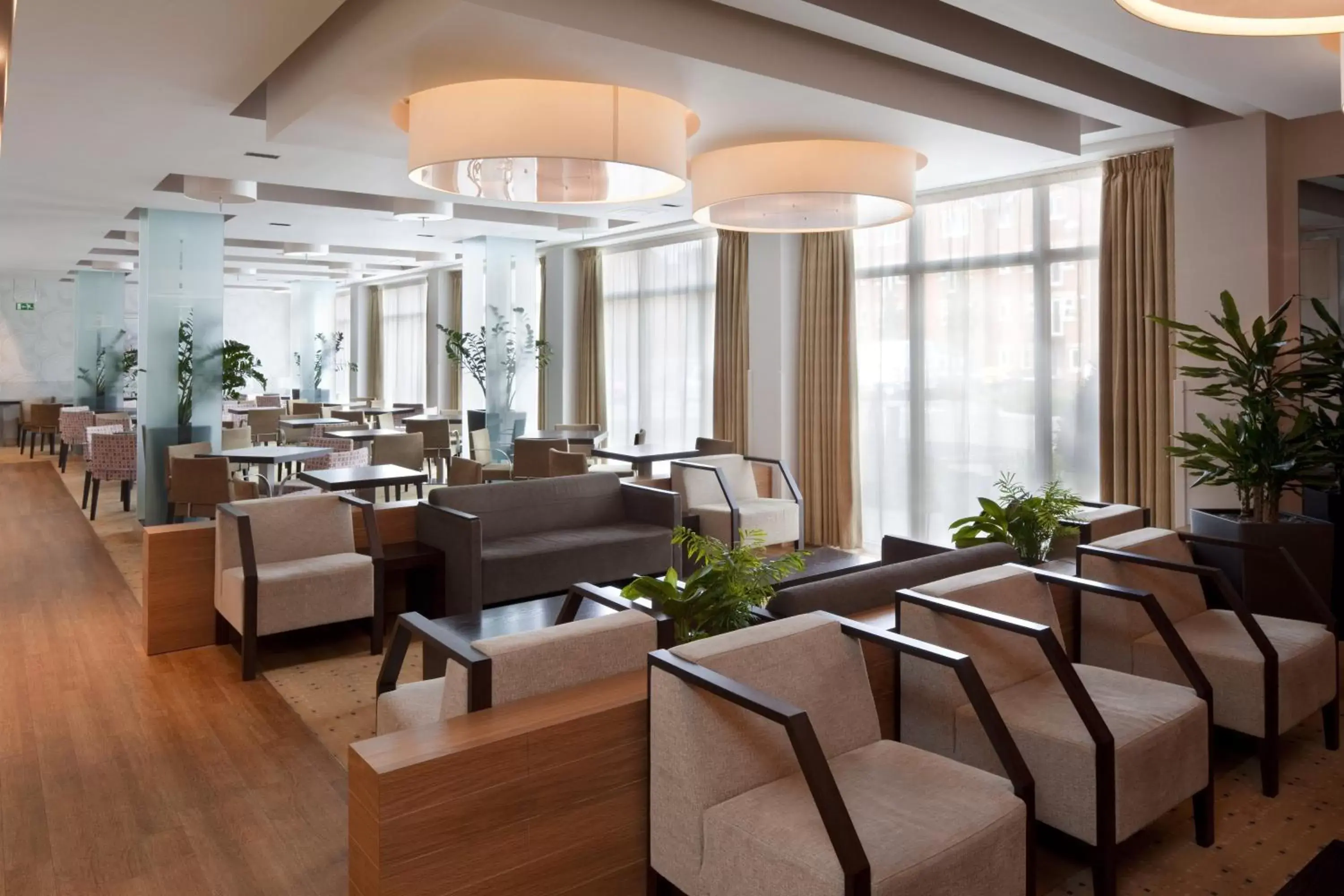 Lounge or bar, Restaurant/Places to Eat in Holiday Inn Express Birmingham Redditch, an IHG Hotel