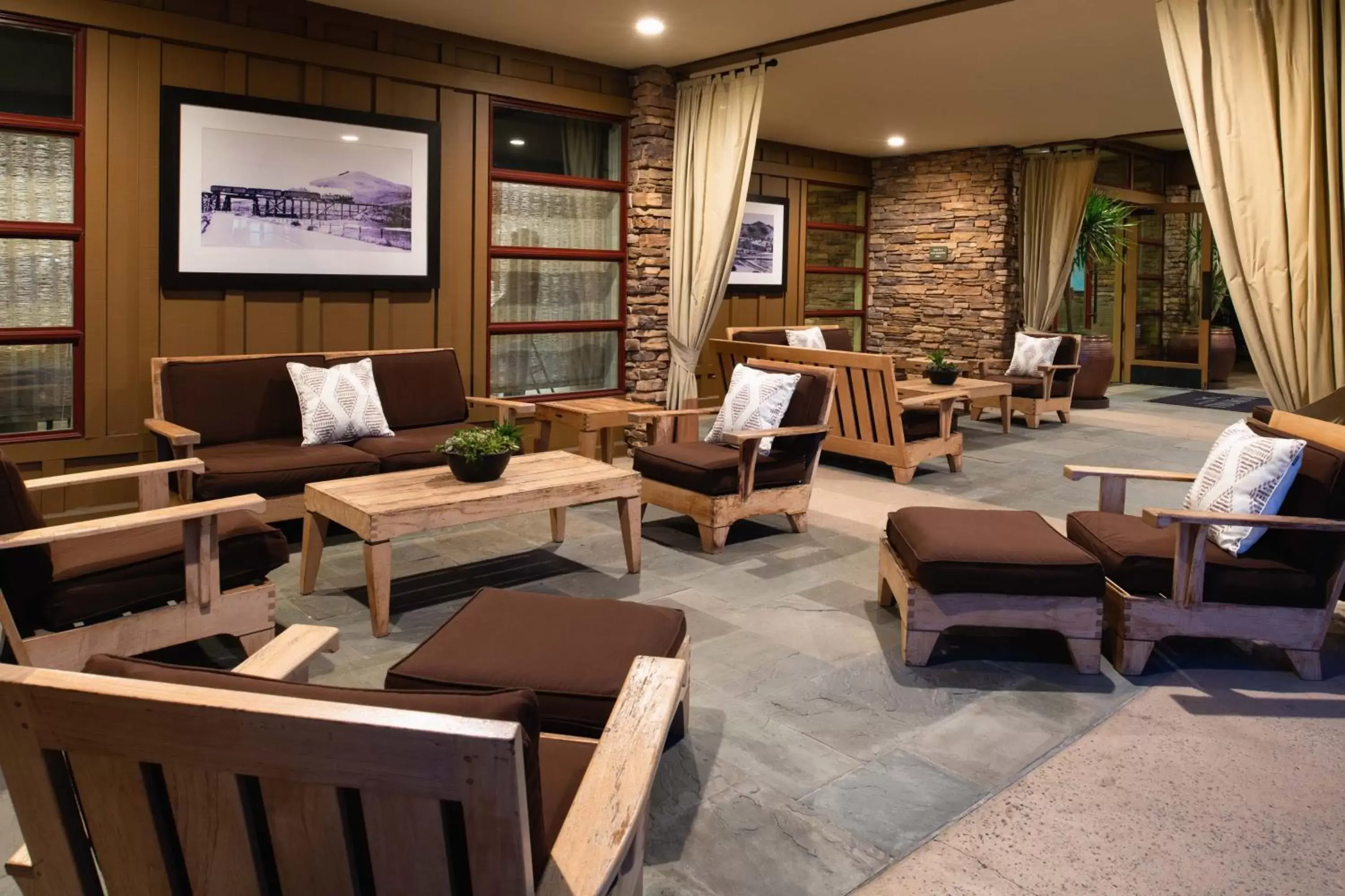 Communal lounge/ TV room in The Lodge at Tiburon