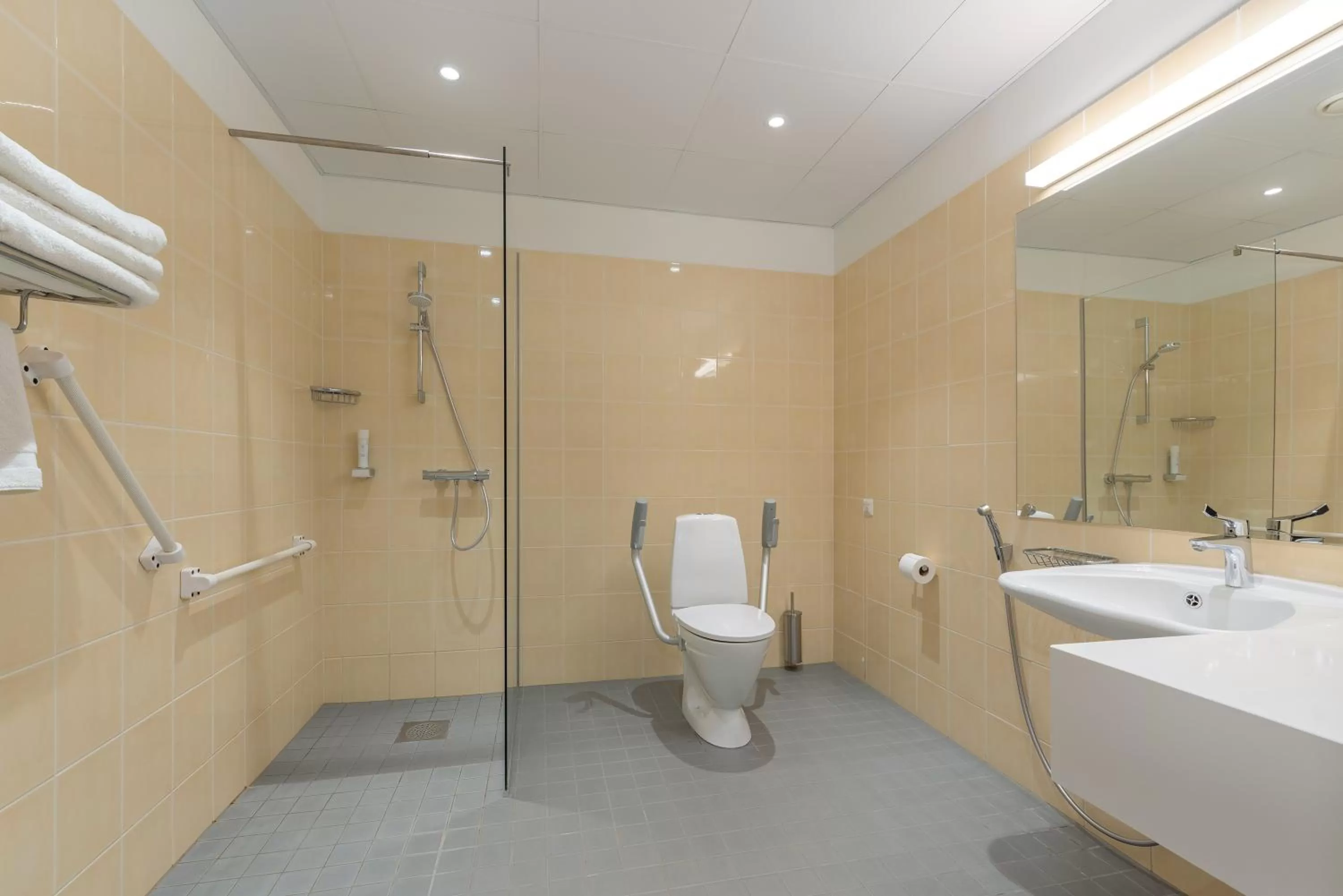 Bathroom in Art Hotel Pallas by Tartuhotels