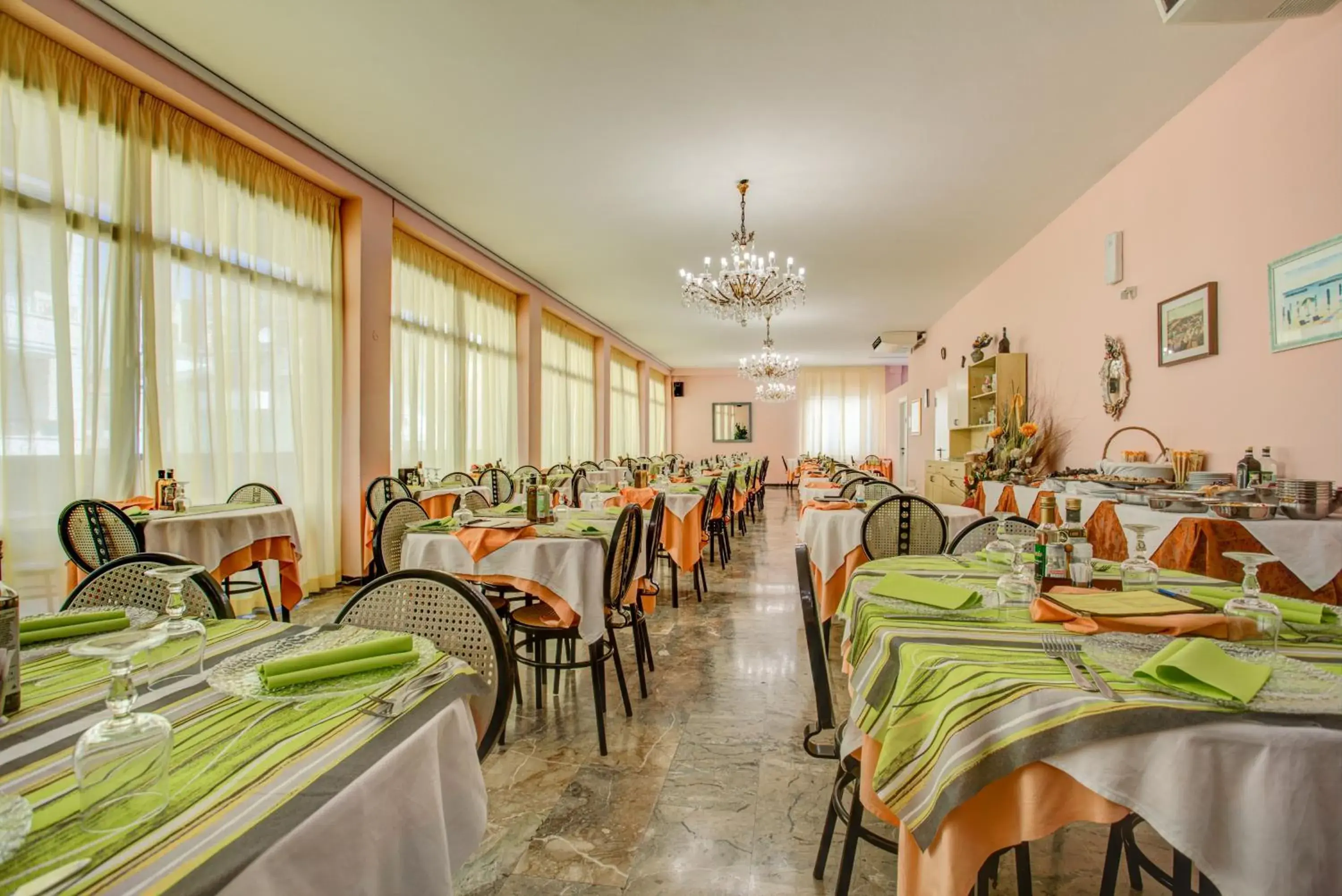 Restaurant/Places to Eat in Hotel Diamante