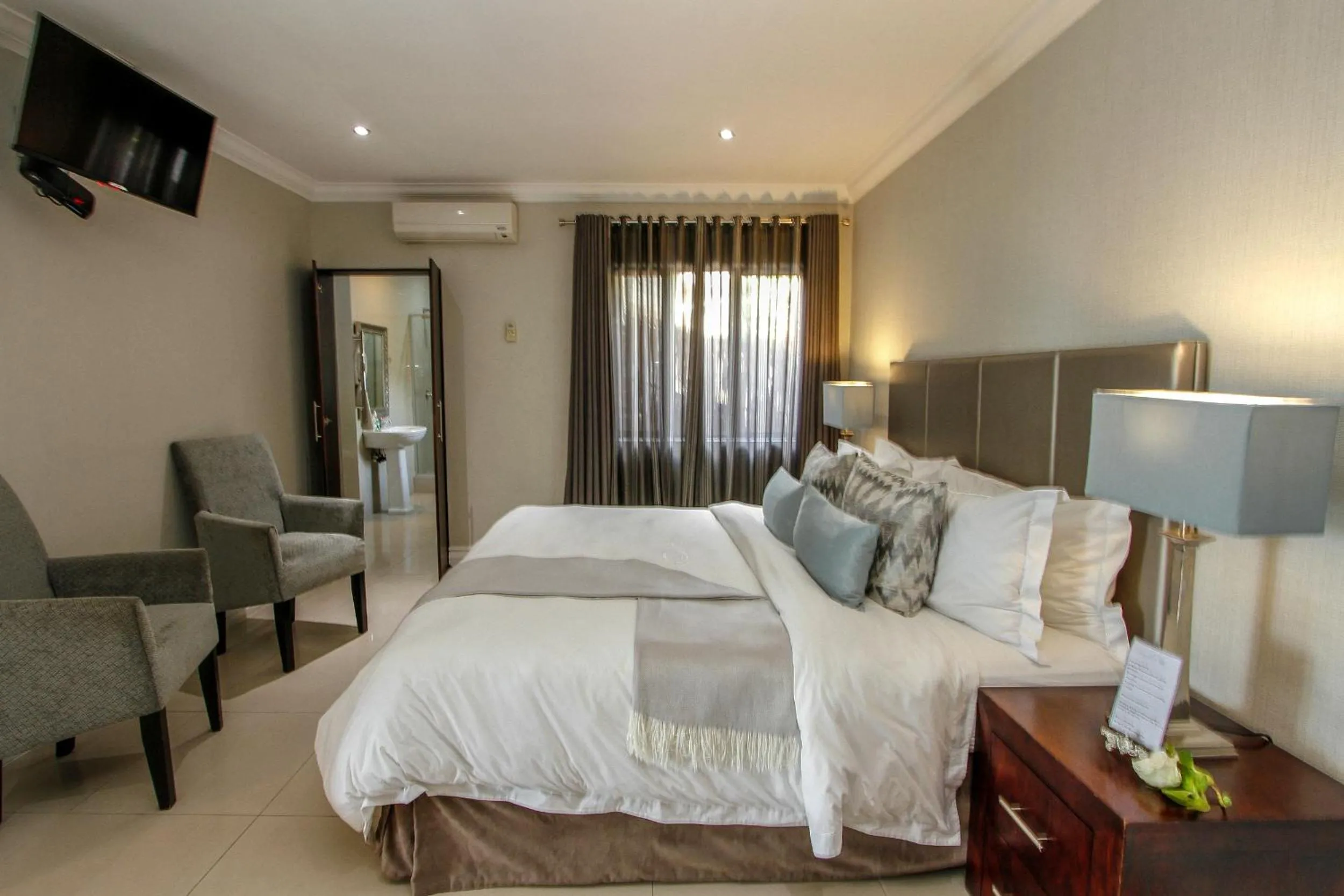 Bed in Sanchia Luxury Guest House