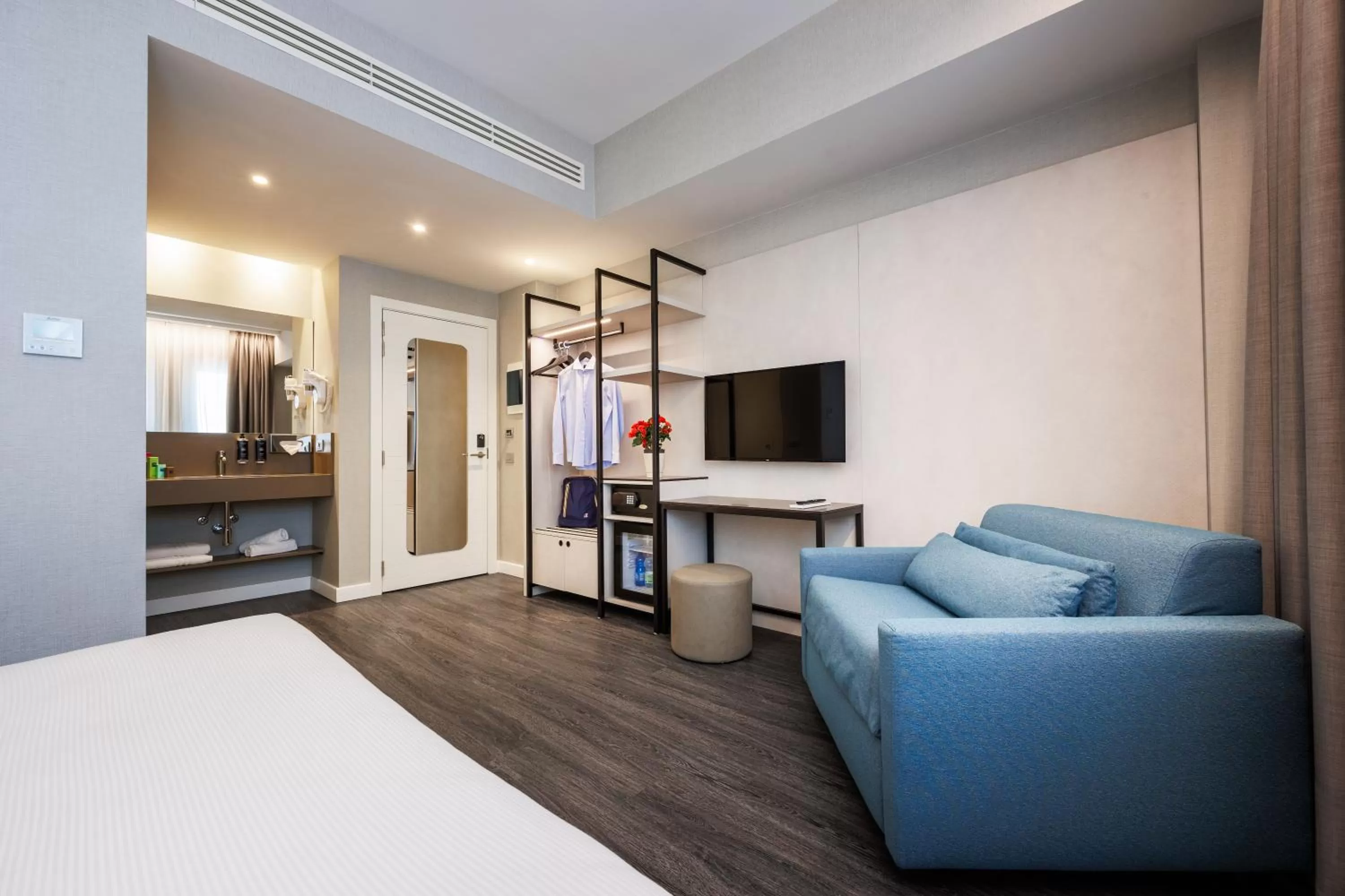 View (from property/room), Bed in IH Hotels Milano Centrale