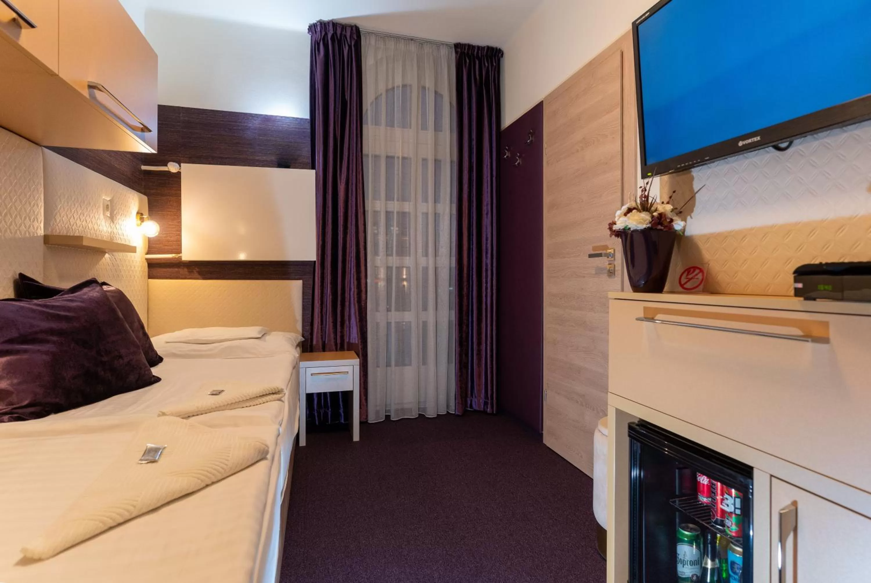 Property building, Bed in Teátrum Boutique Hotel