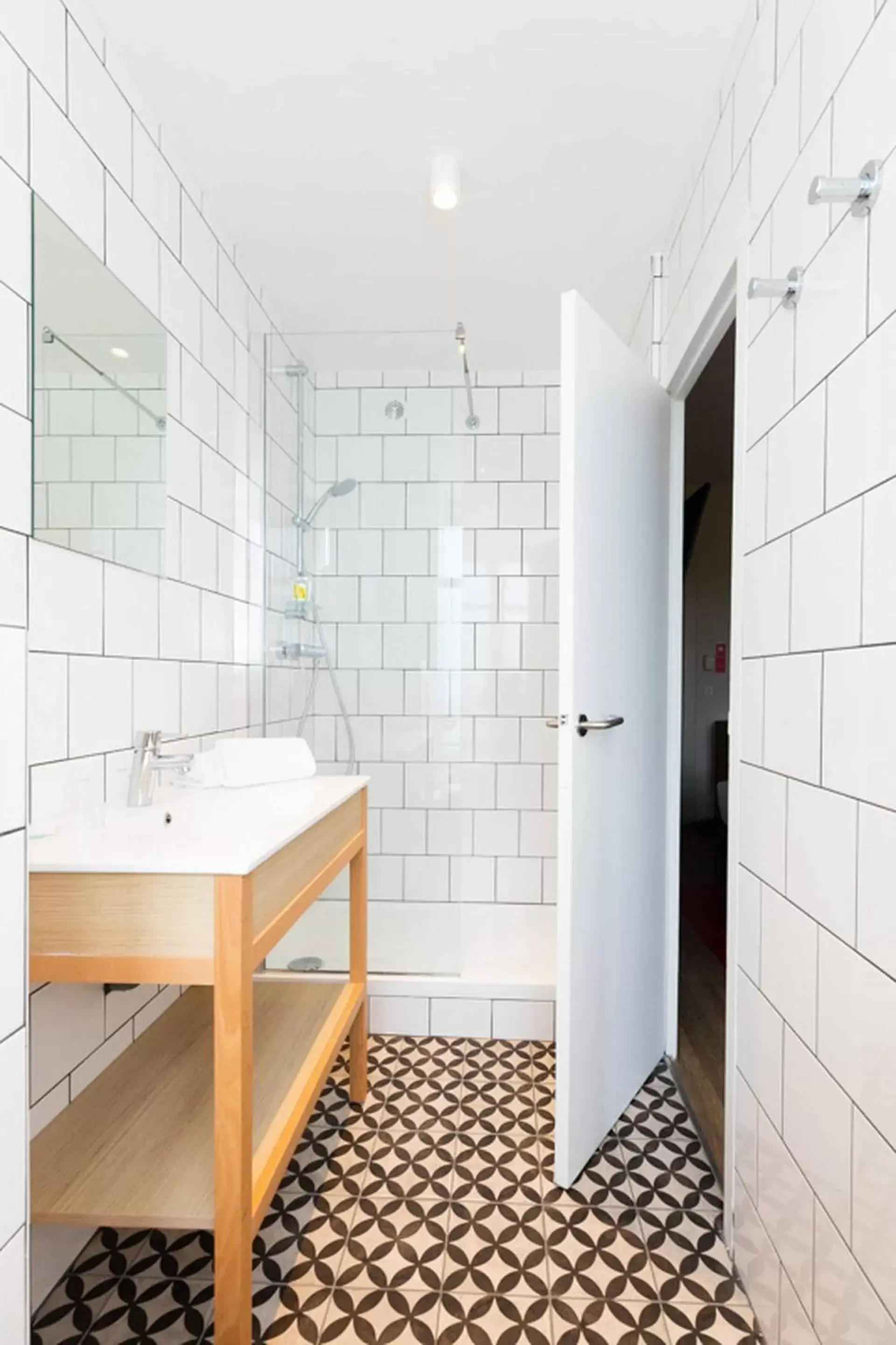 Bathroom in Stanley Ex-Cœur de City by Happyculture