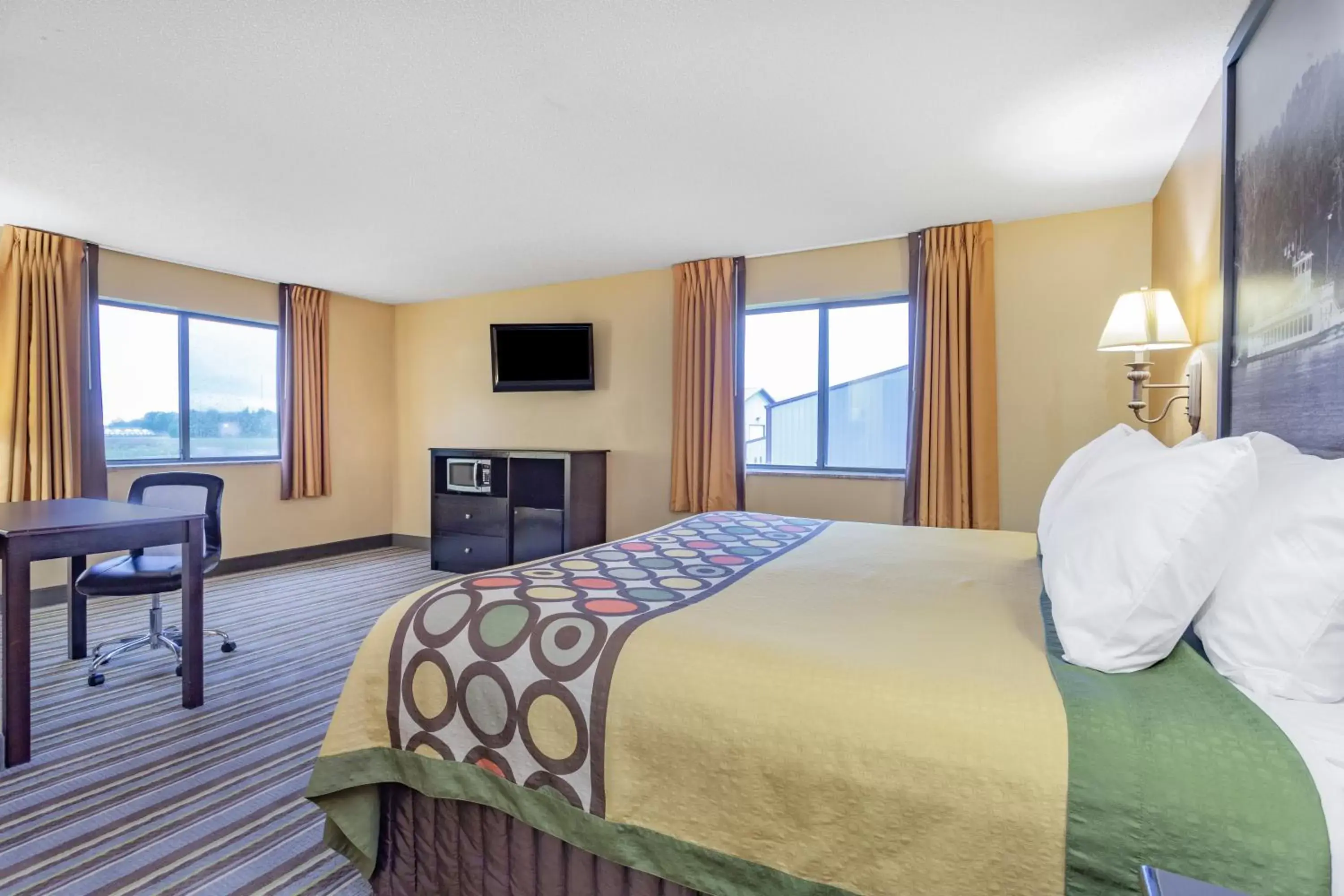 Photo of the whole room in Super 8 by Wyndham Iowa Falls