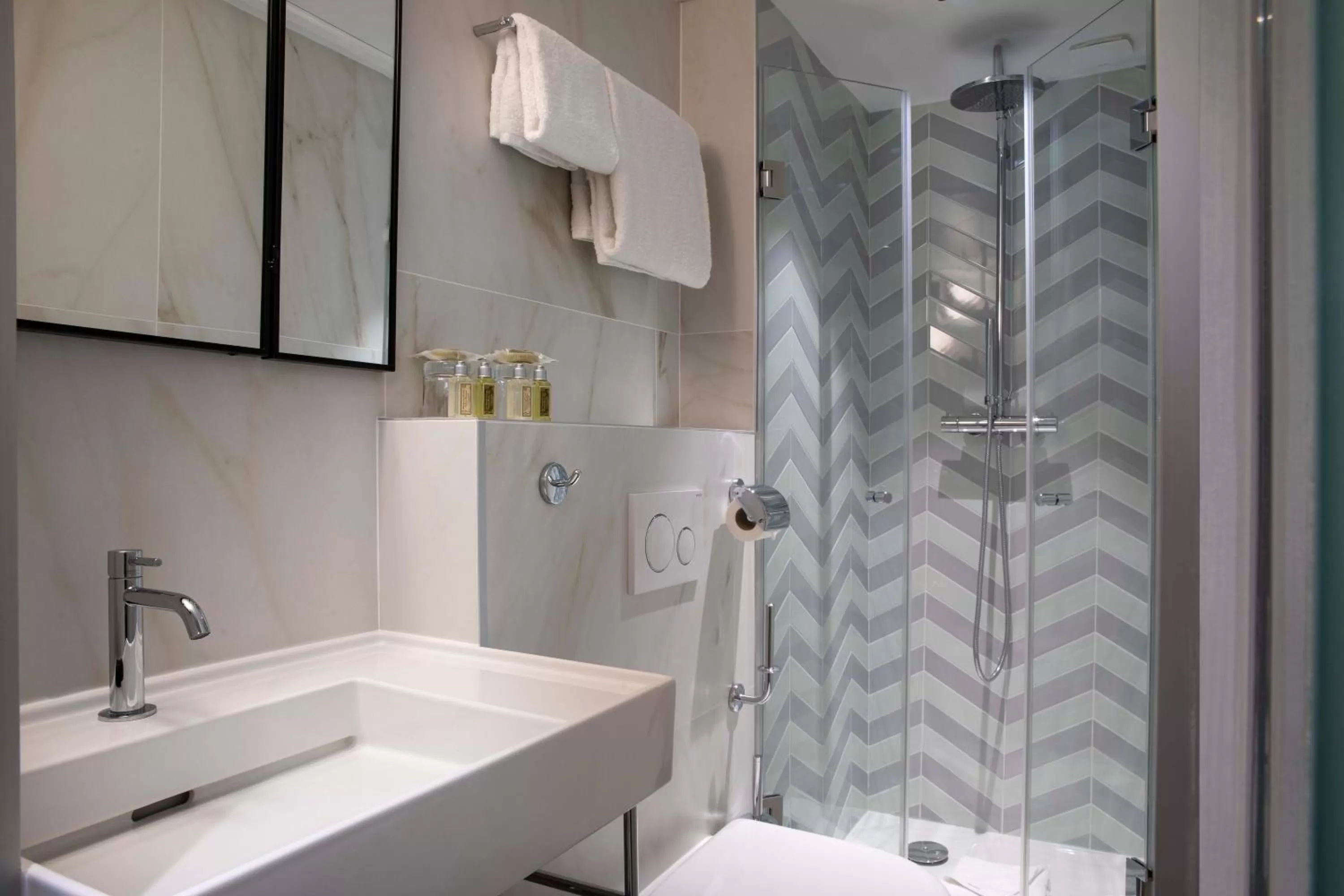 Toilet in Hôtel Maxim Quartier Latin