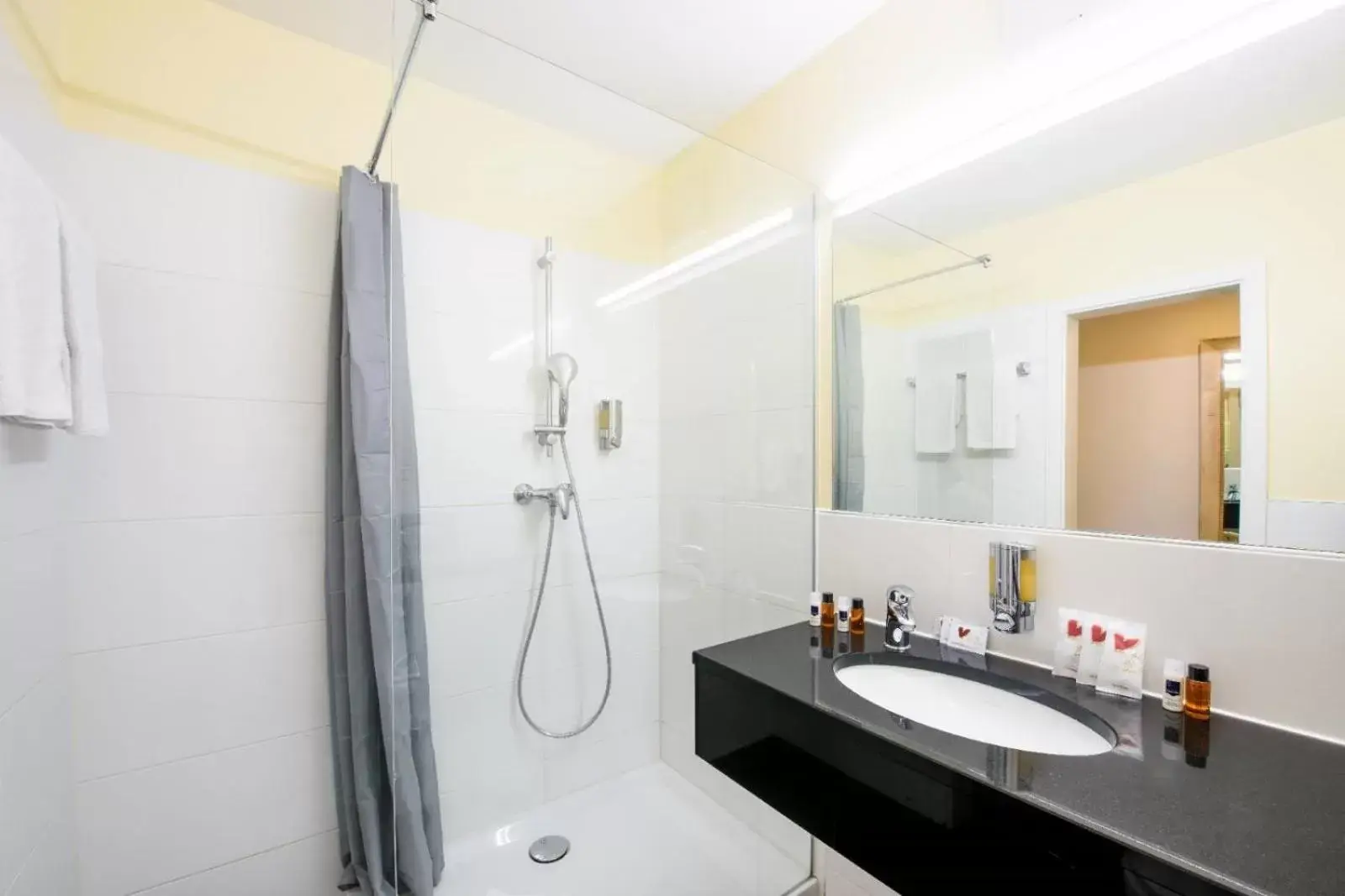 Shower, Bathroom in Hotel Rivoli