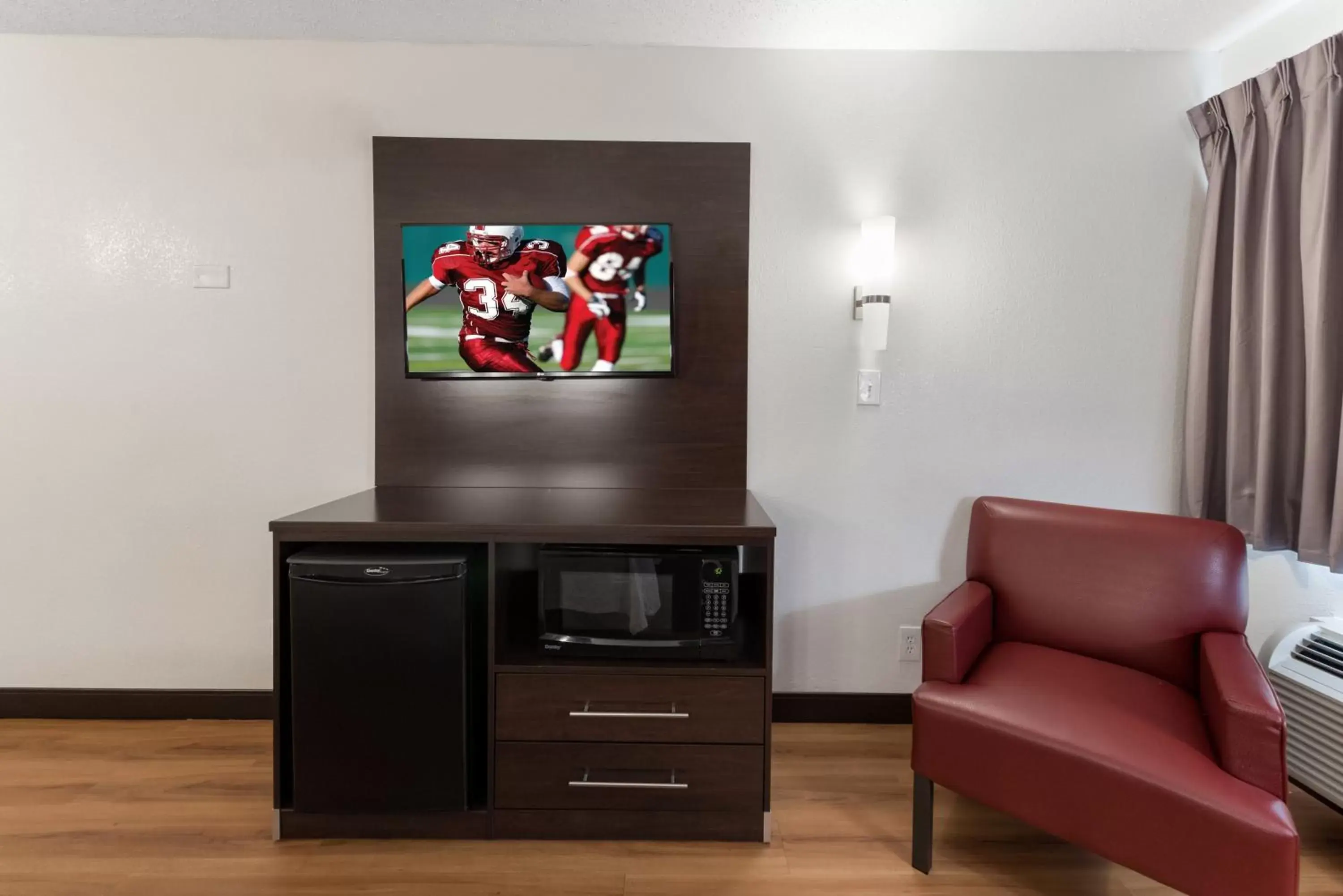Photo of the whole room, TV/Entertainment Center in Red Roof Inn PLUS+ Columbus - Worthington