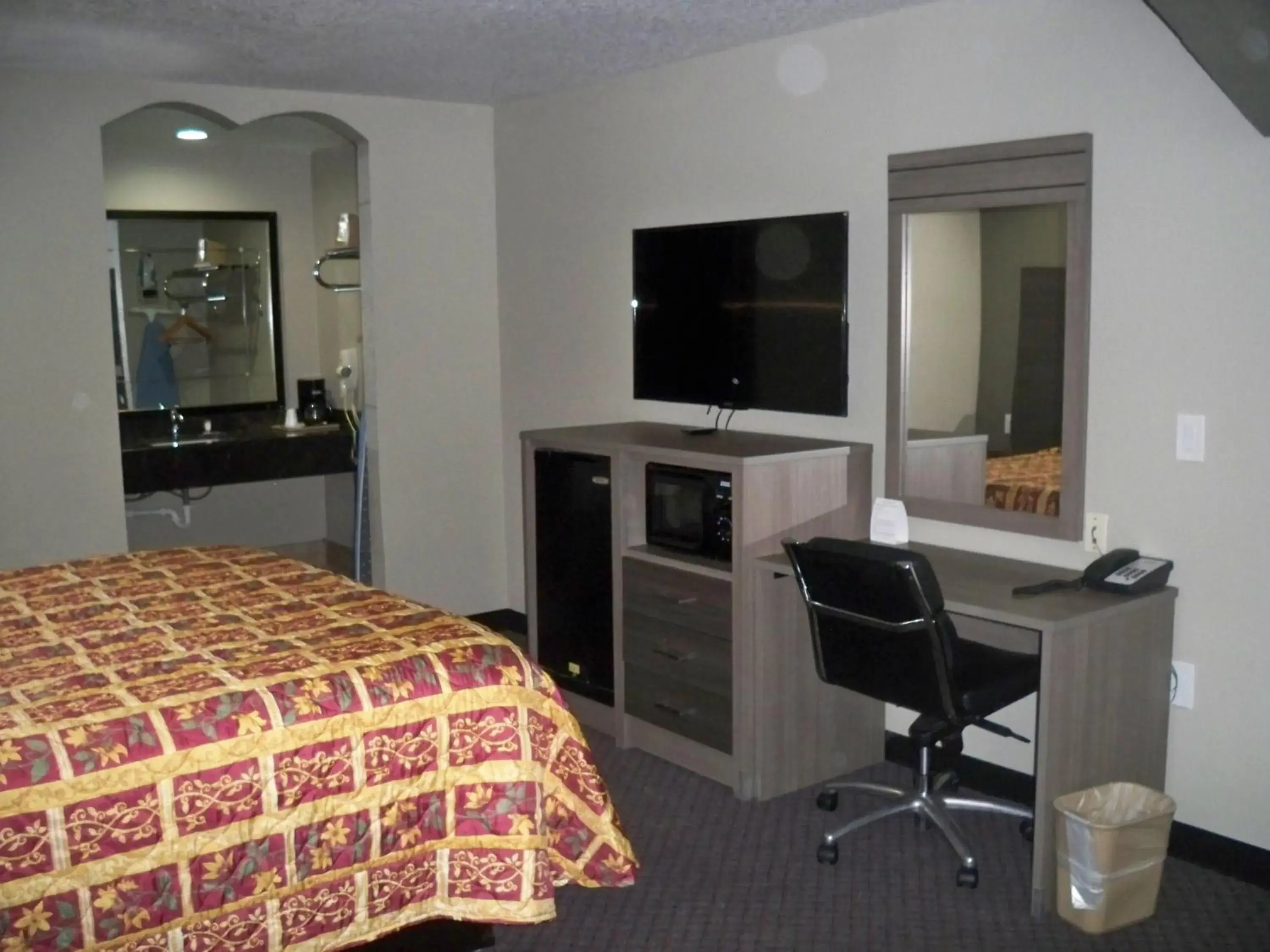 Bedroom, TV/Entertainment Center in Scottish Inn and Suites Beaumont