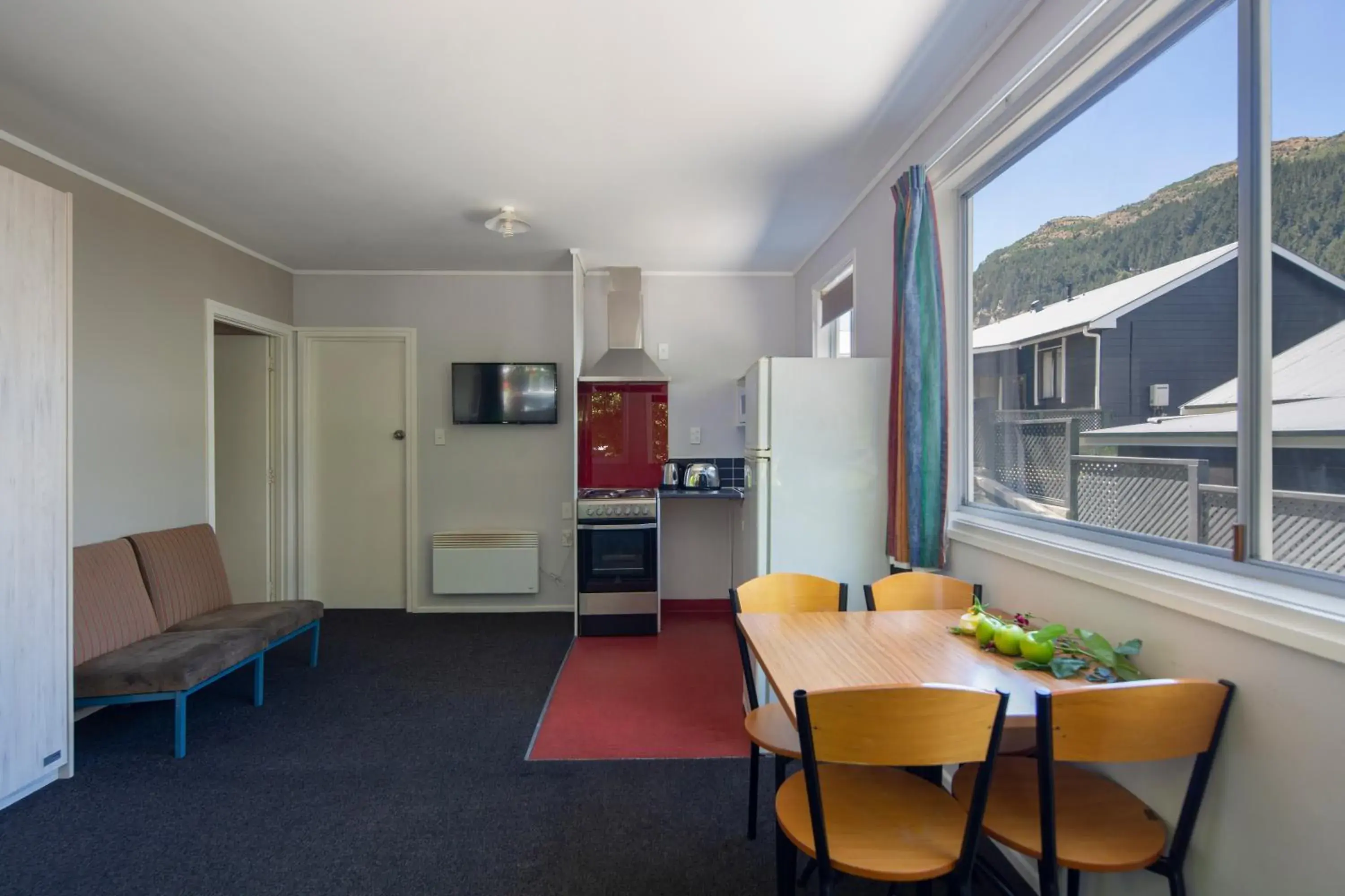 Kitchen or kitchenette, Seating Area in Pinewood Lodge