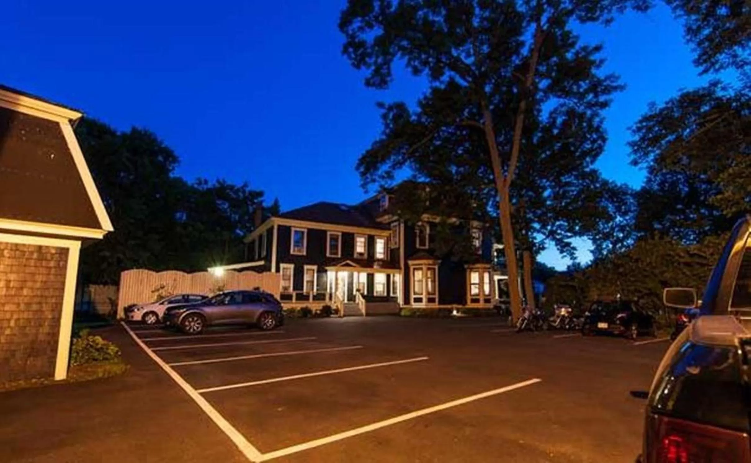 Facade/entrance in Carriage House Inn