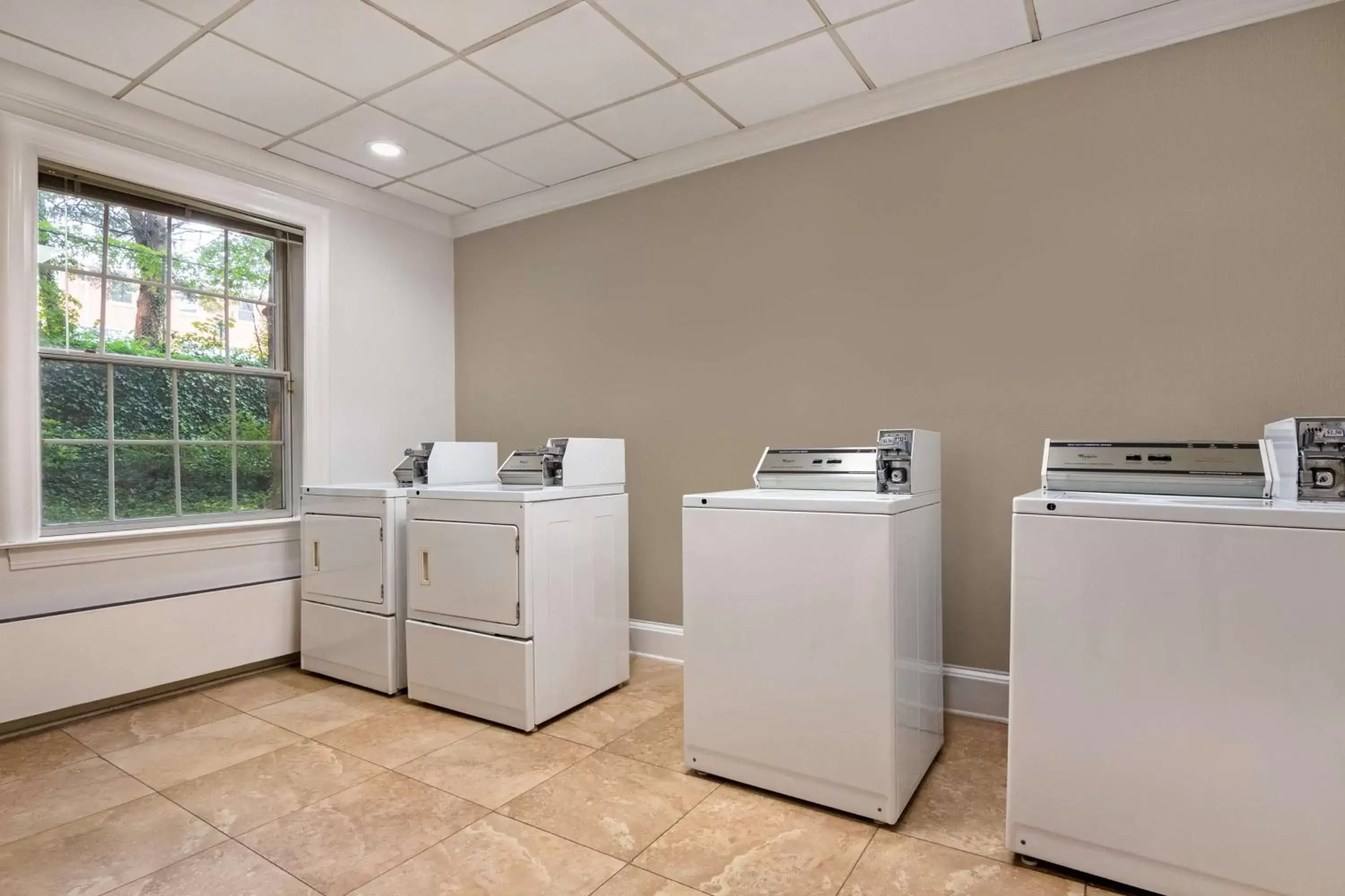 Property building, Kitchen/Kitchenette in Hampton Inn & Suites Stamford