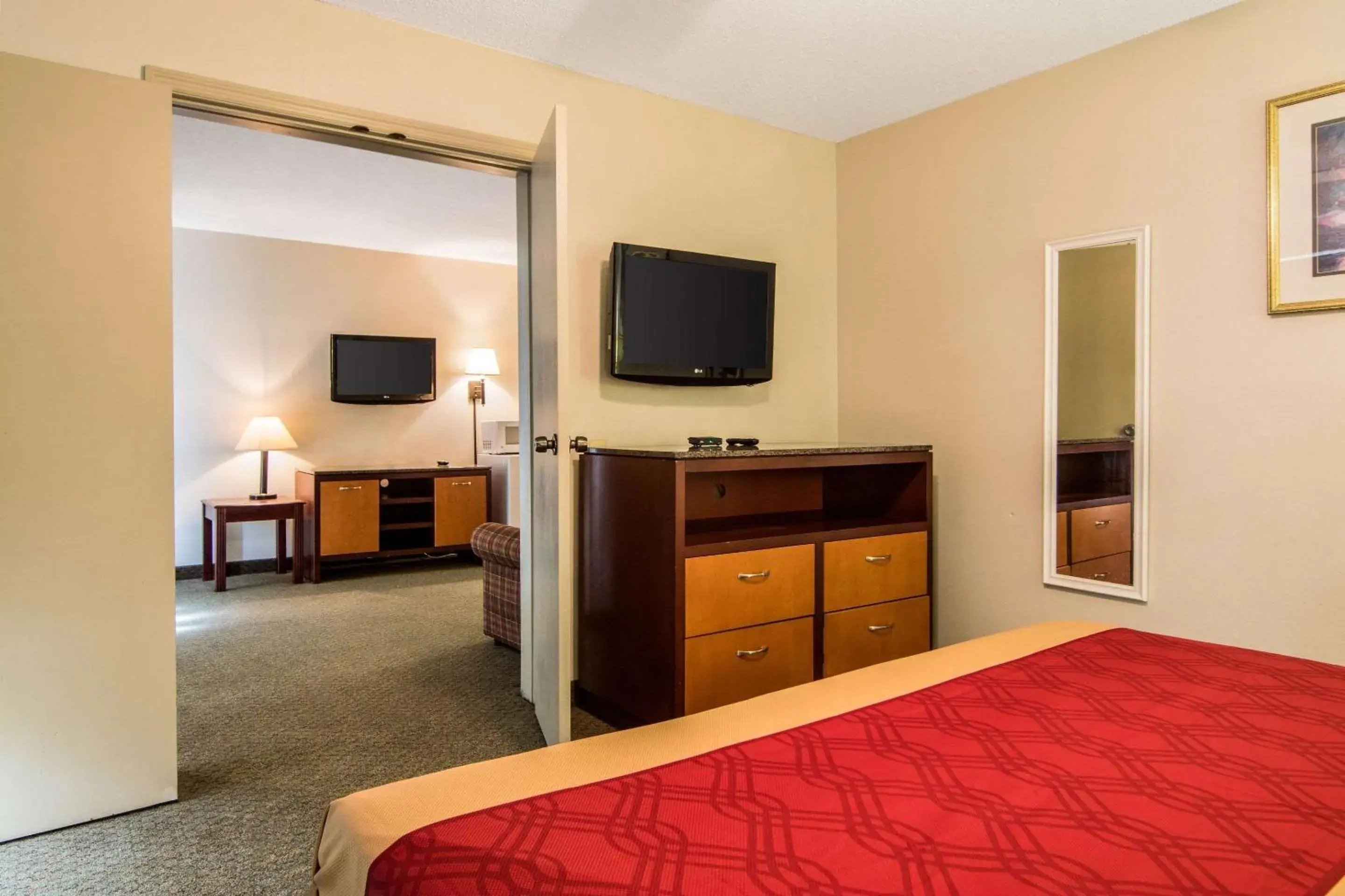 Photo of the whole room, TV/Entertainment Center in Econo Lodge Inn & Suites Conference Center Dublin