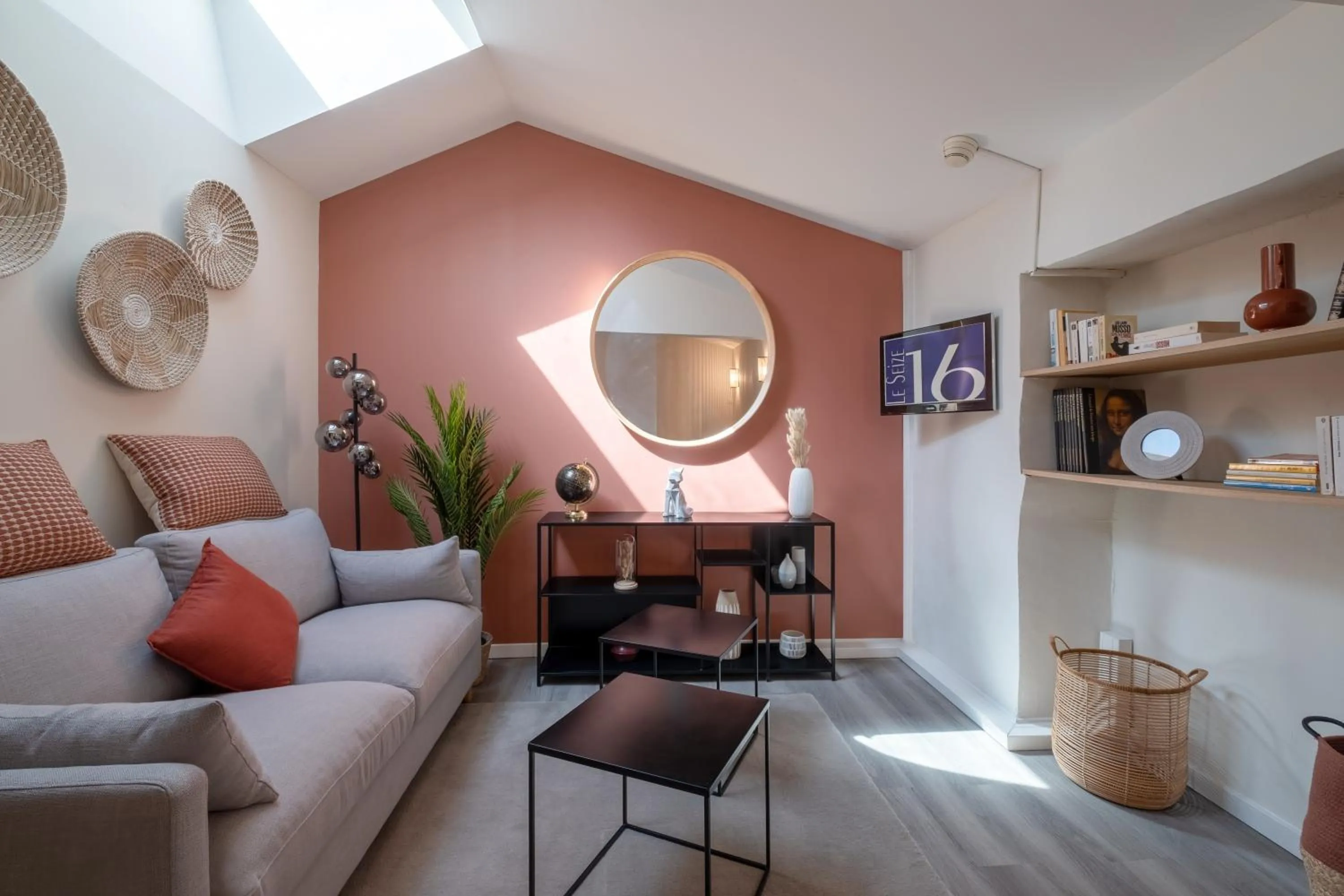 Communal lounge/ TV room in Hôtel Le Seize, Nice Centre