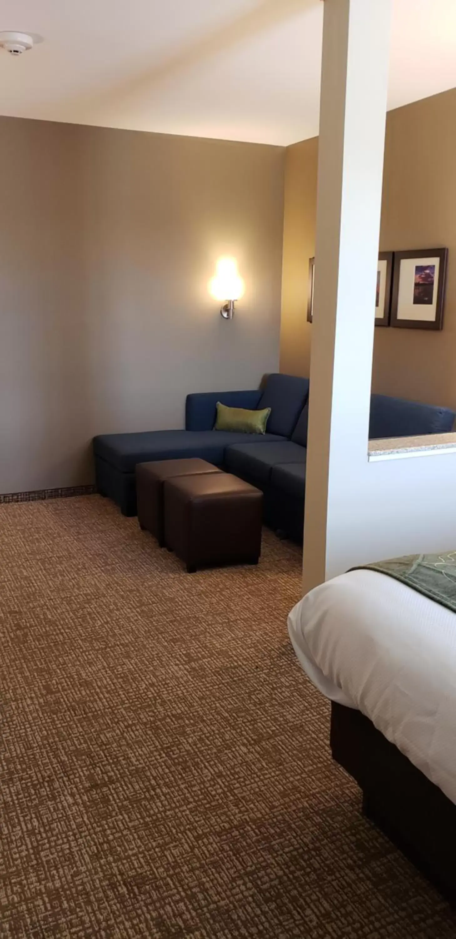 Seating area, Bed in Comfort Suites Denver near Anschutz Medical Campus