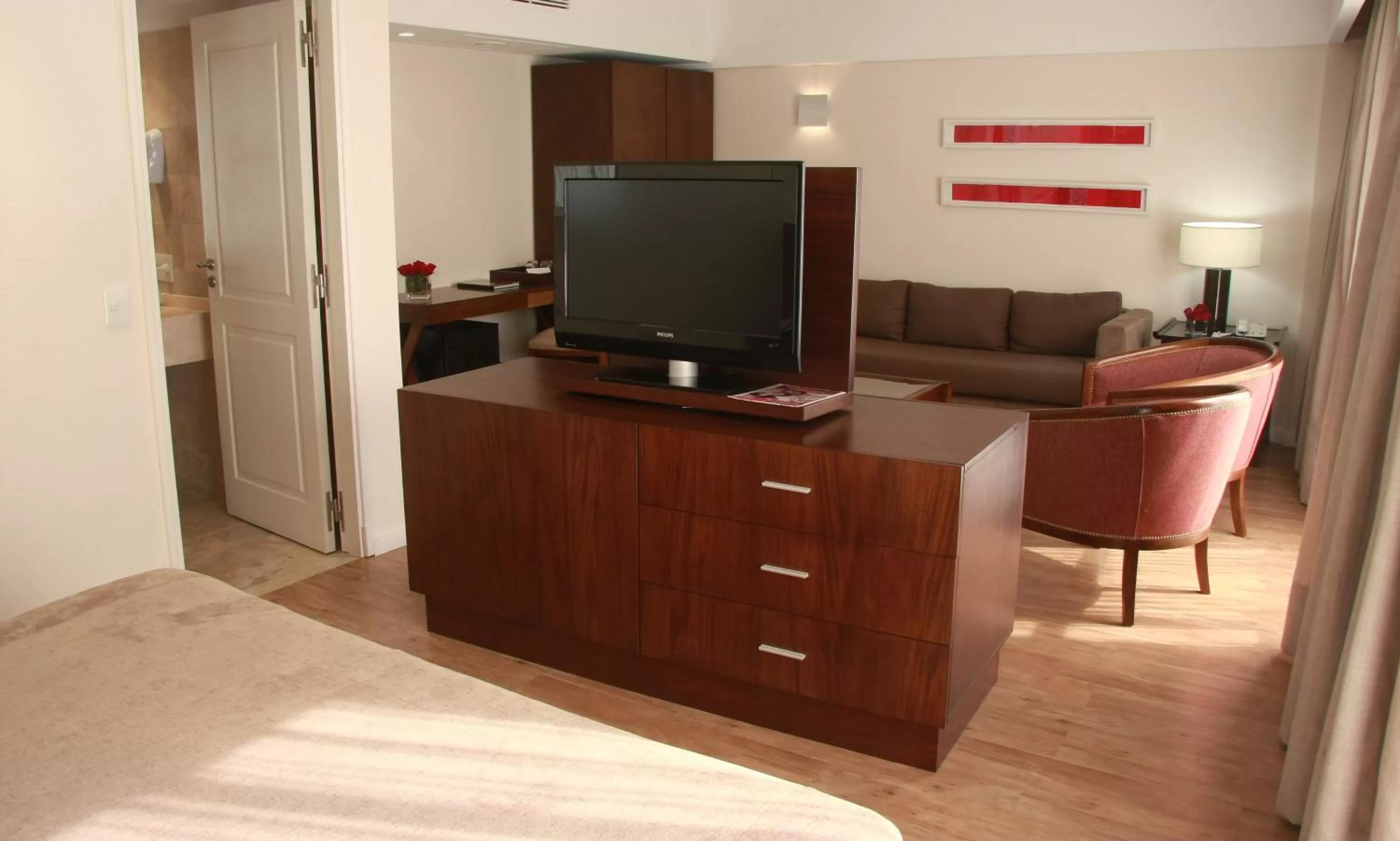 TV and multimedia in Grand King Hotel