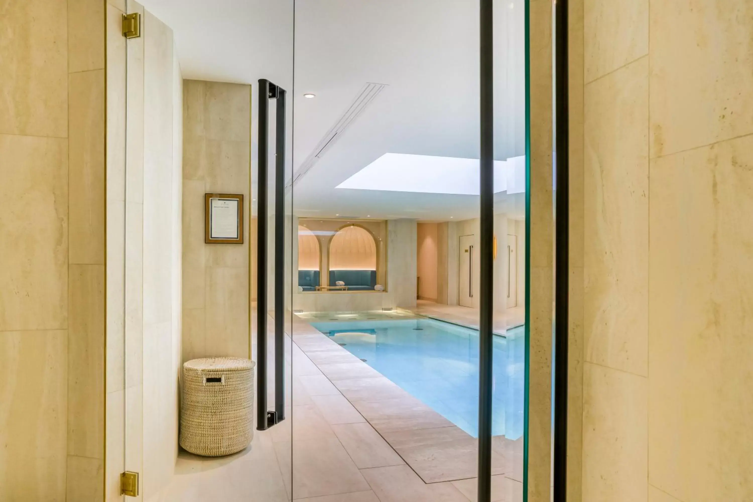 Massage, Swimming Pool in Maison Albar Hotels - Le Vendome