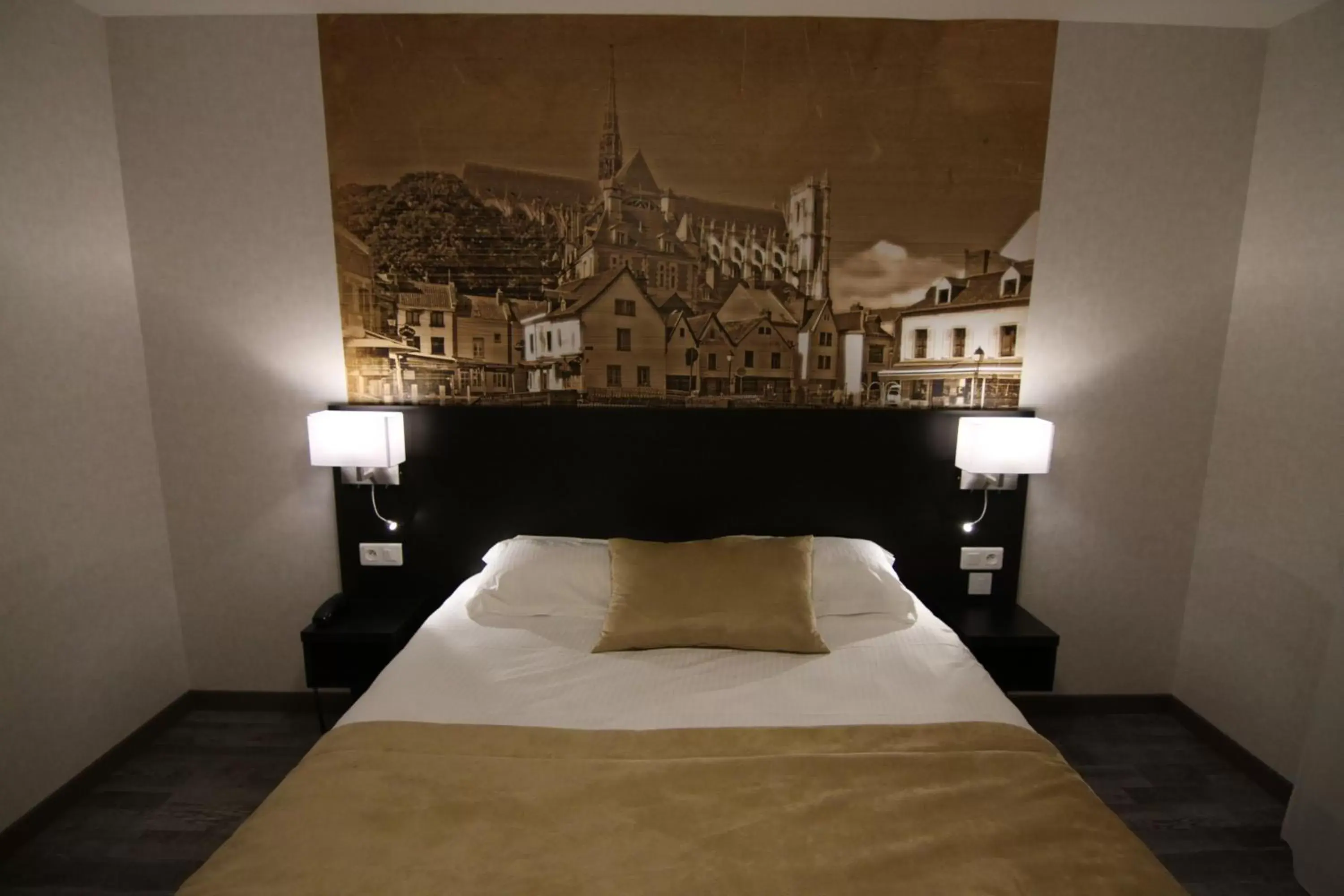 Photo of the whole room, Bed in Logis hôtel - La Chambre D'Amiens