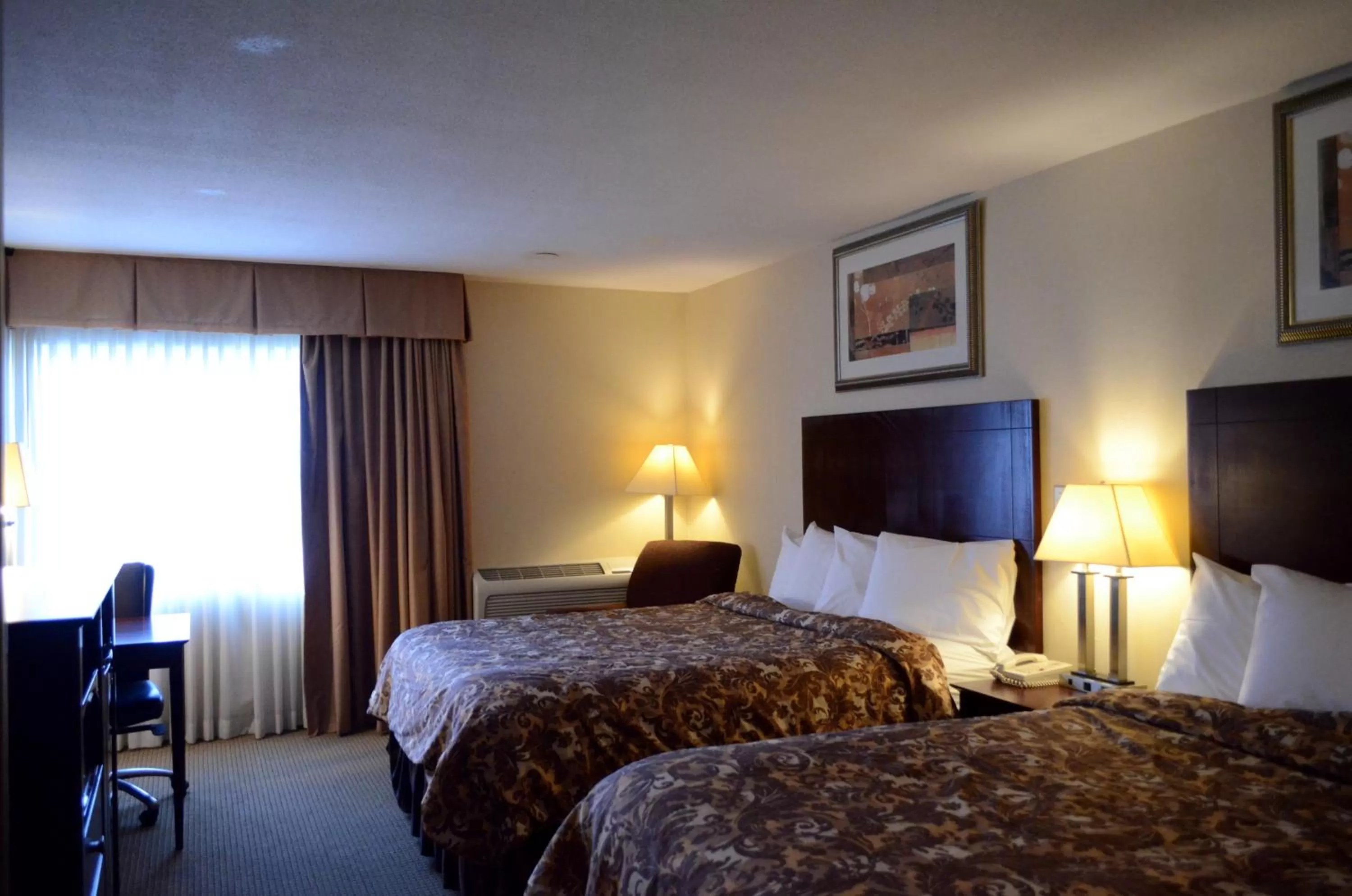 Bed in Rodeway Inn & Suites East Windsor