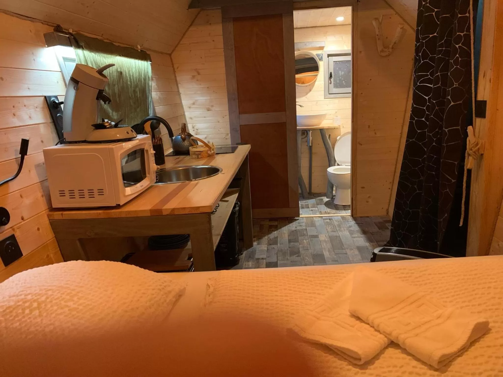 Bathroom, Bed in Le Village de la Champagne - Slowmoov