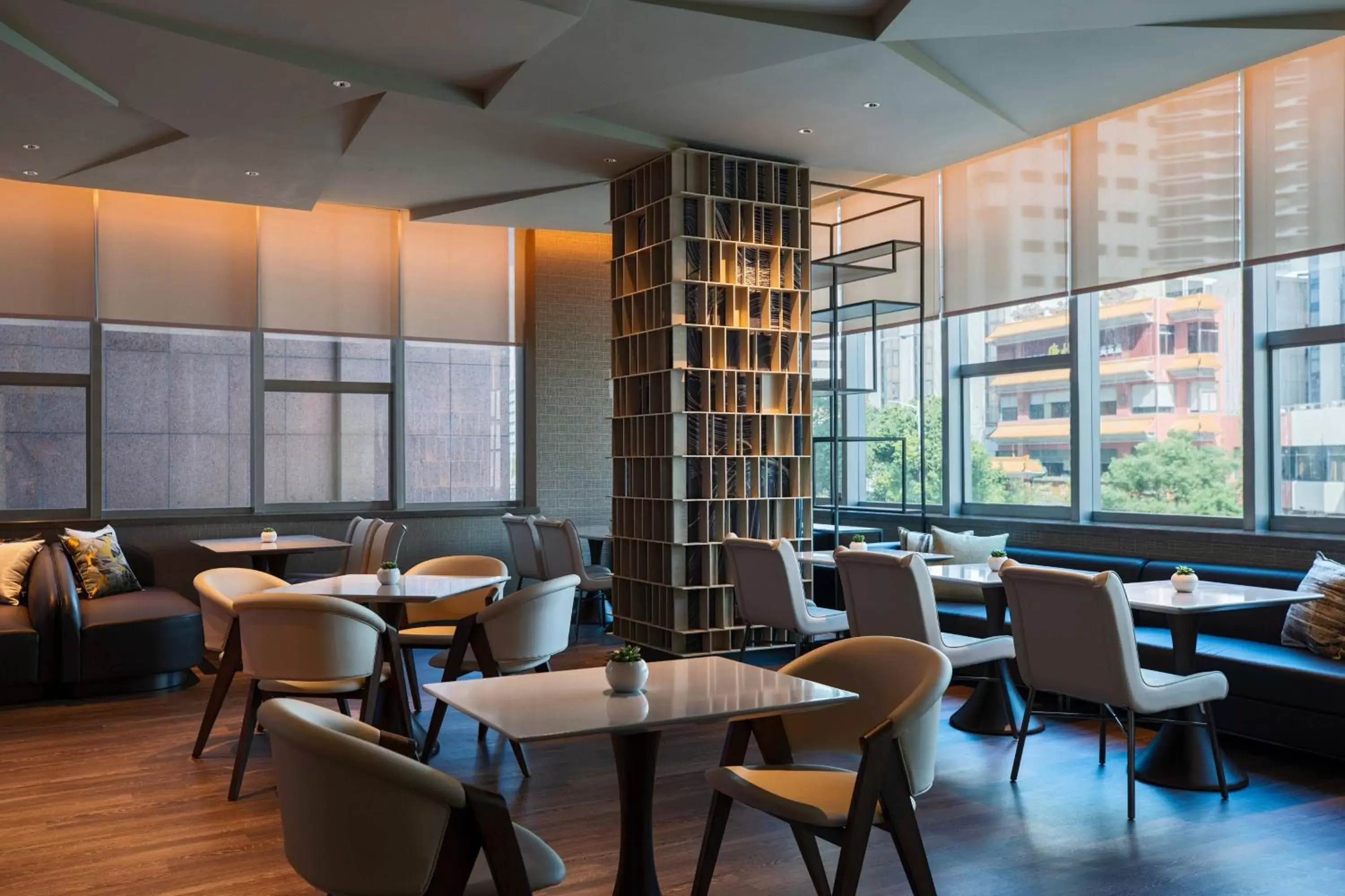 Lounge or bar, Restaurant/Places to Eat in Renaissance Shenzhen Luohu Hotel