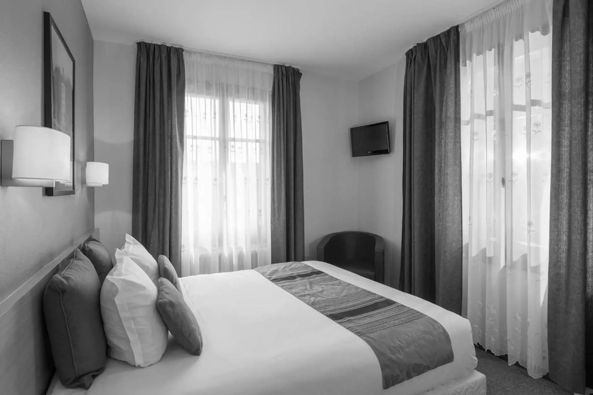 Photo of the whole room, Bed in Logis Hôtel La Terrasse Fleurie