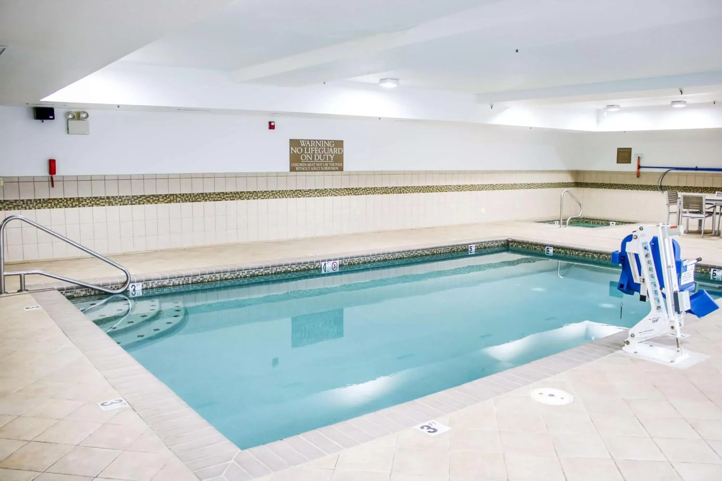 Activities, Swimming Pool in Country Inn & Suites by Radisson, Richmond West at I-64, VA