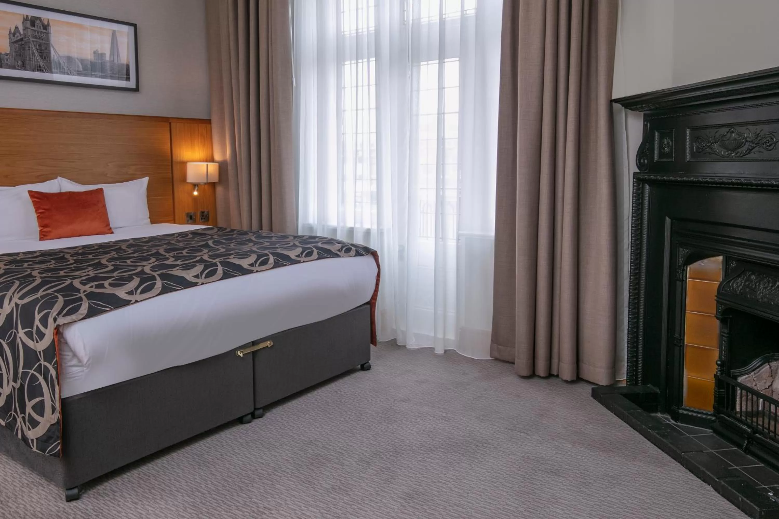 Bedroom, Bed in The Crown London, WorldHotels Distinctive