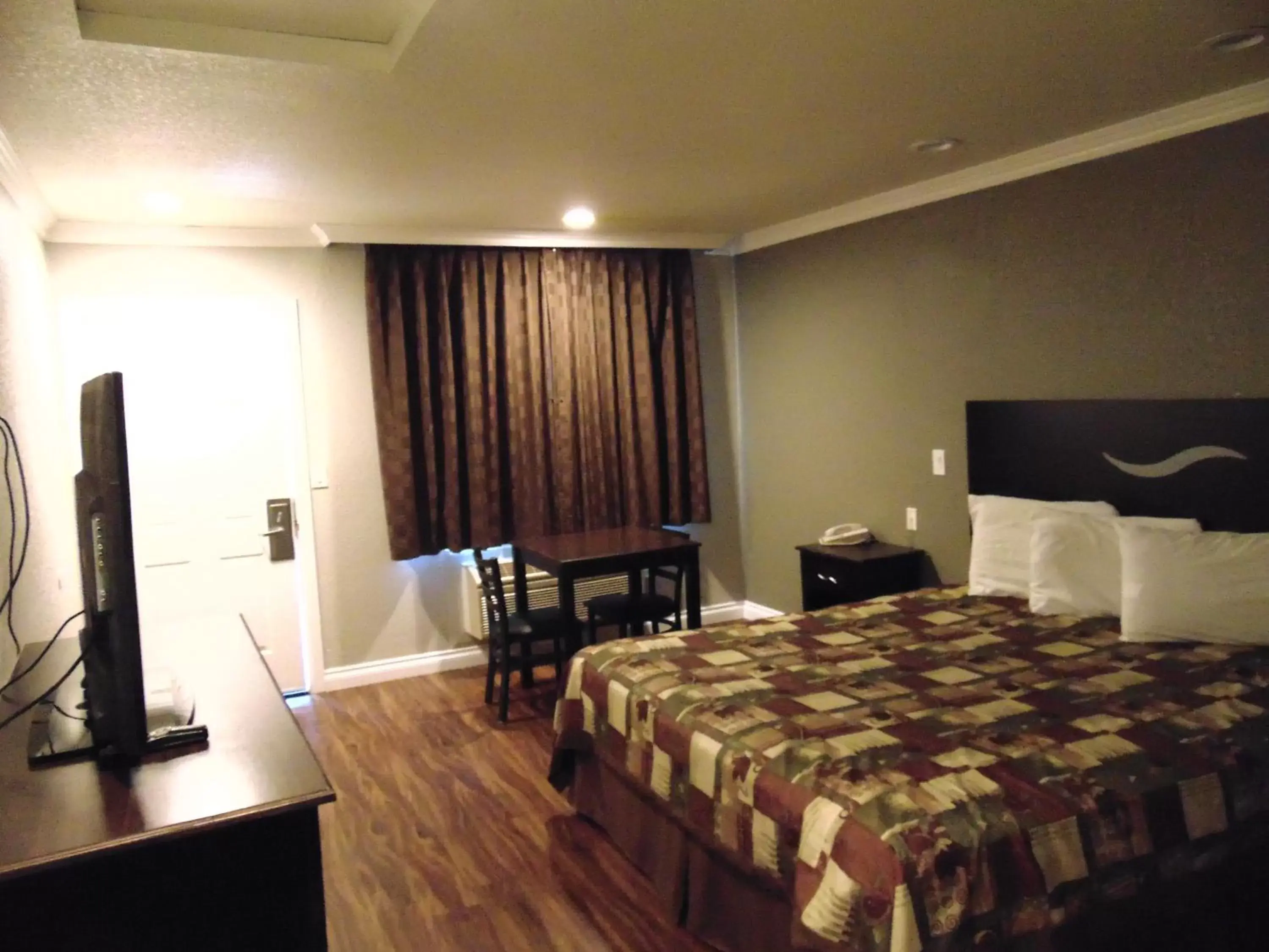 Photo of the whole room, Bed in West Coast Inn Santa Ana