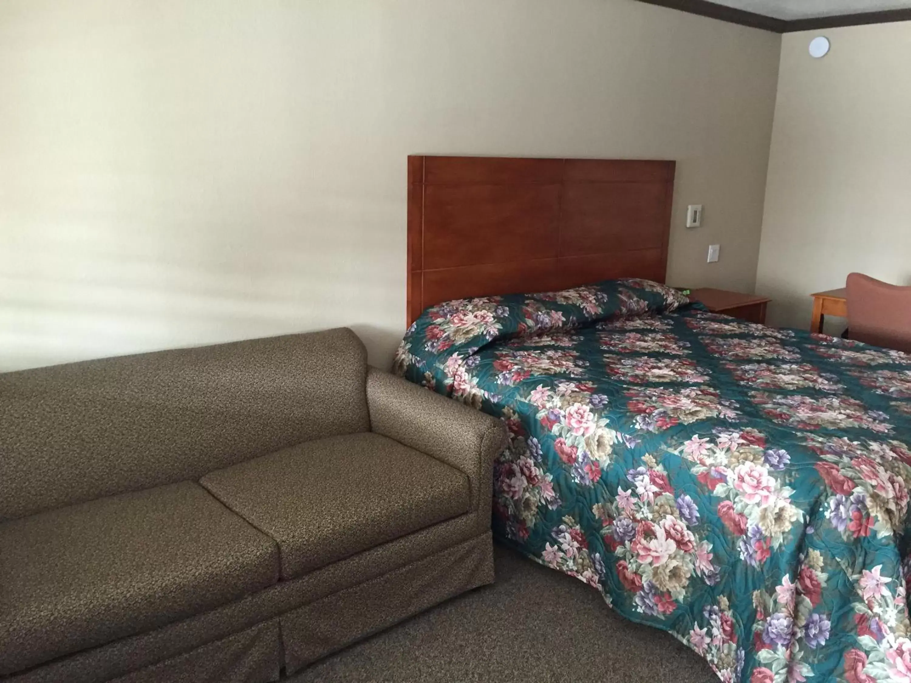 Bed, Room Photo in Deluxe Inn Redwood City