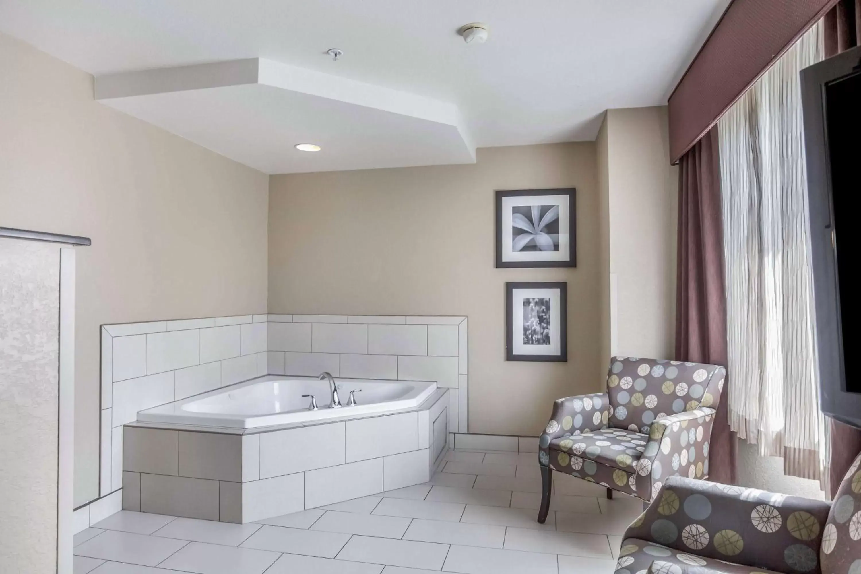 Photo of the whole room, Bathroom in La Quinta by Wyndham Meridian / Boise West