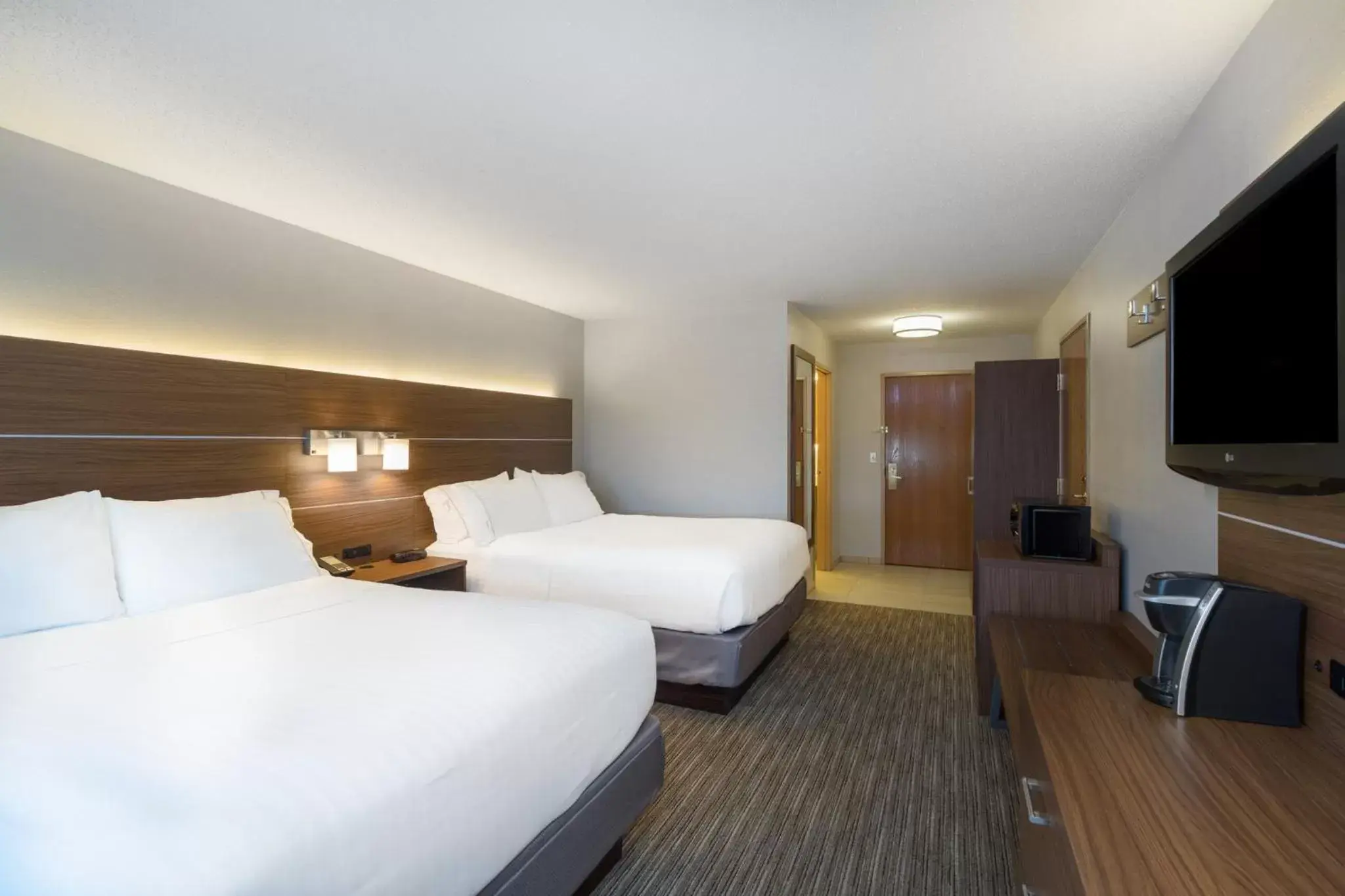 Photo of the whole room, Bed in Holiday Inn Express Hotel Howe / Sturgis, an IHG Hotel