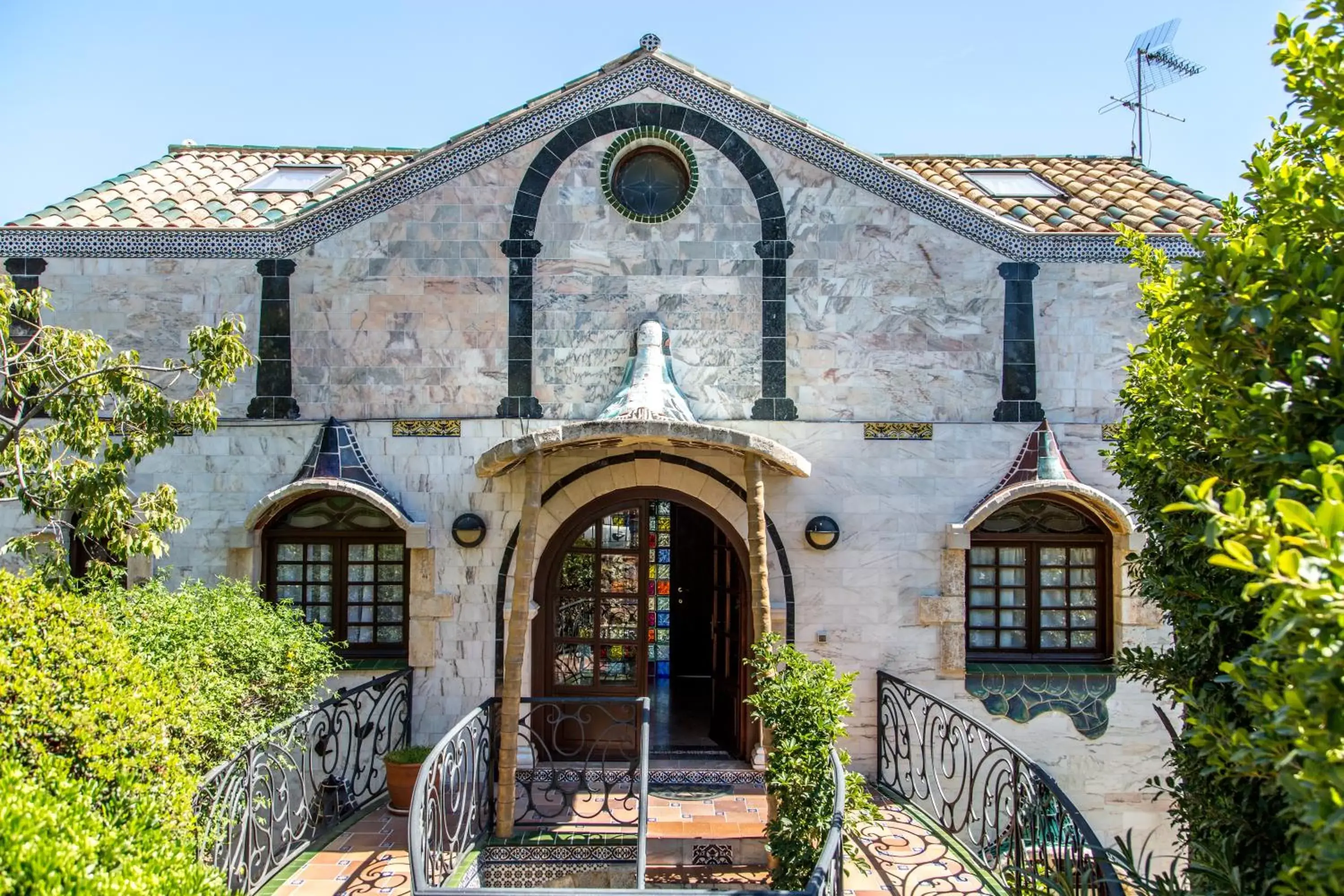 Property Building in Apartamentos Gaudi Style