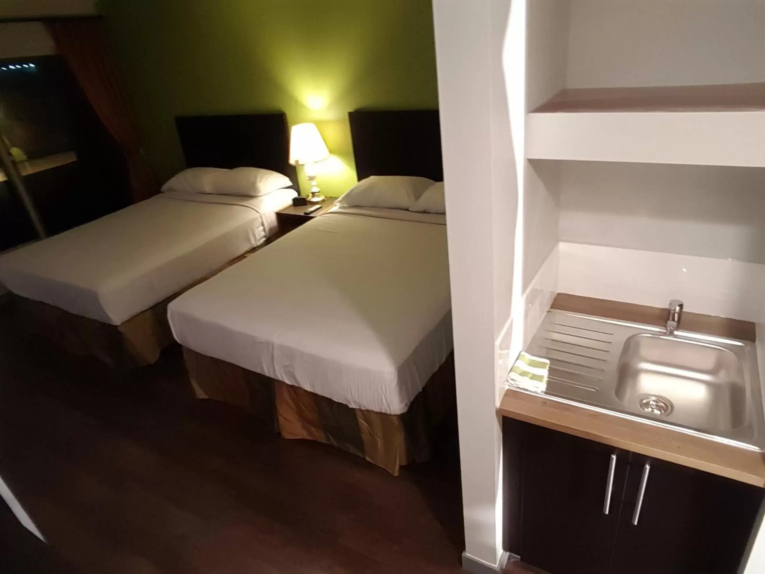 Kitchen or kitchenette, Bed in Home Away Inn
