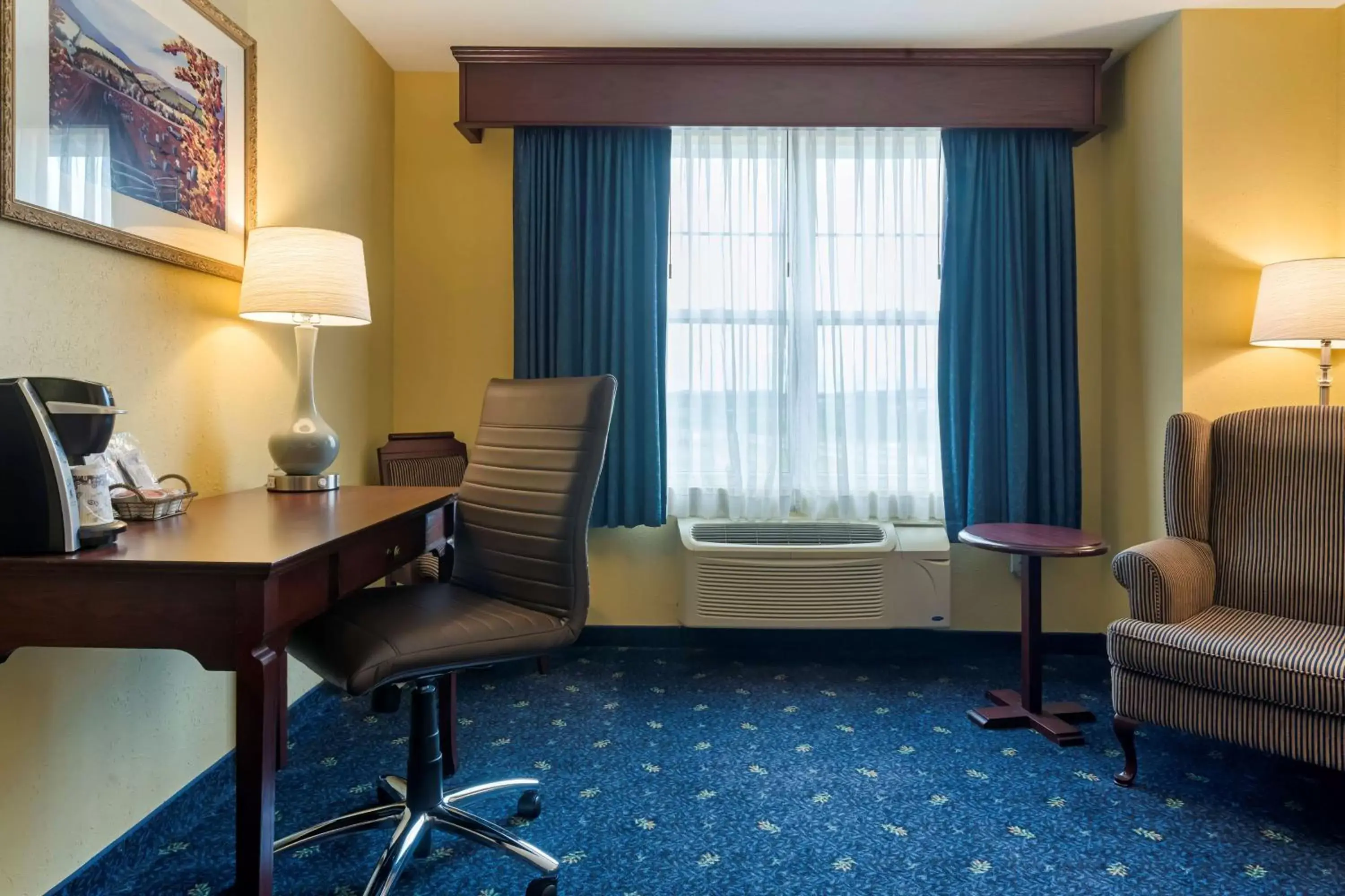 Bedroom, Seating Area in Best Western Plus Grand-Sault Hotel & Suites