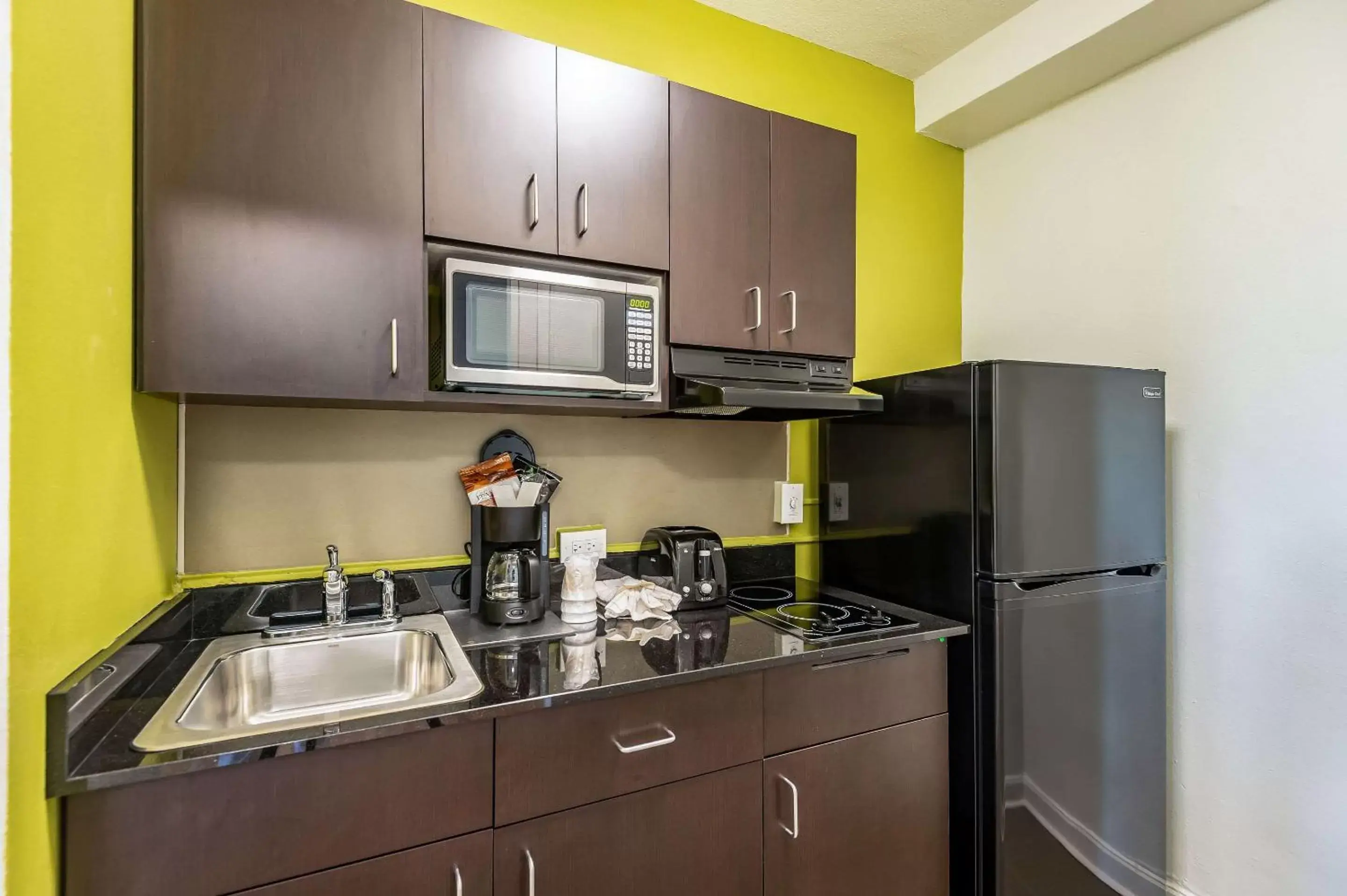 Photo of the whole room, Kitchen/Kitchenette in Quality Inn & Suites Kansas City Downtown