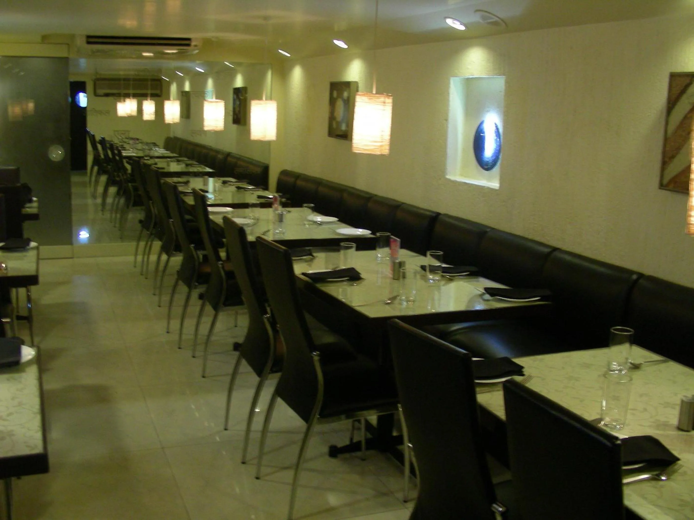 Restaurant/places to eat in Hotel New Bengal